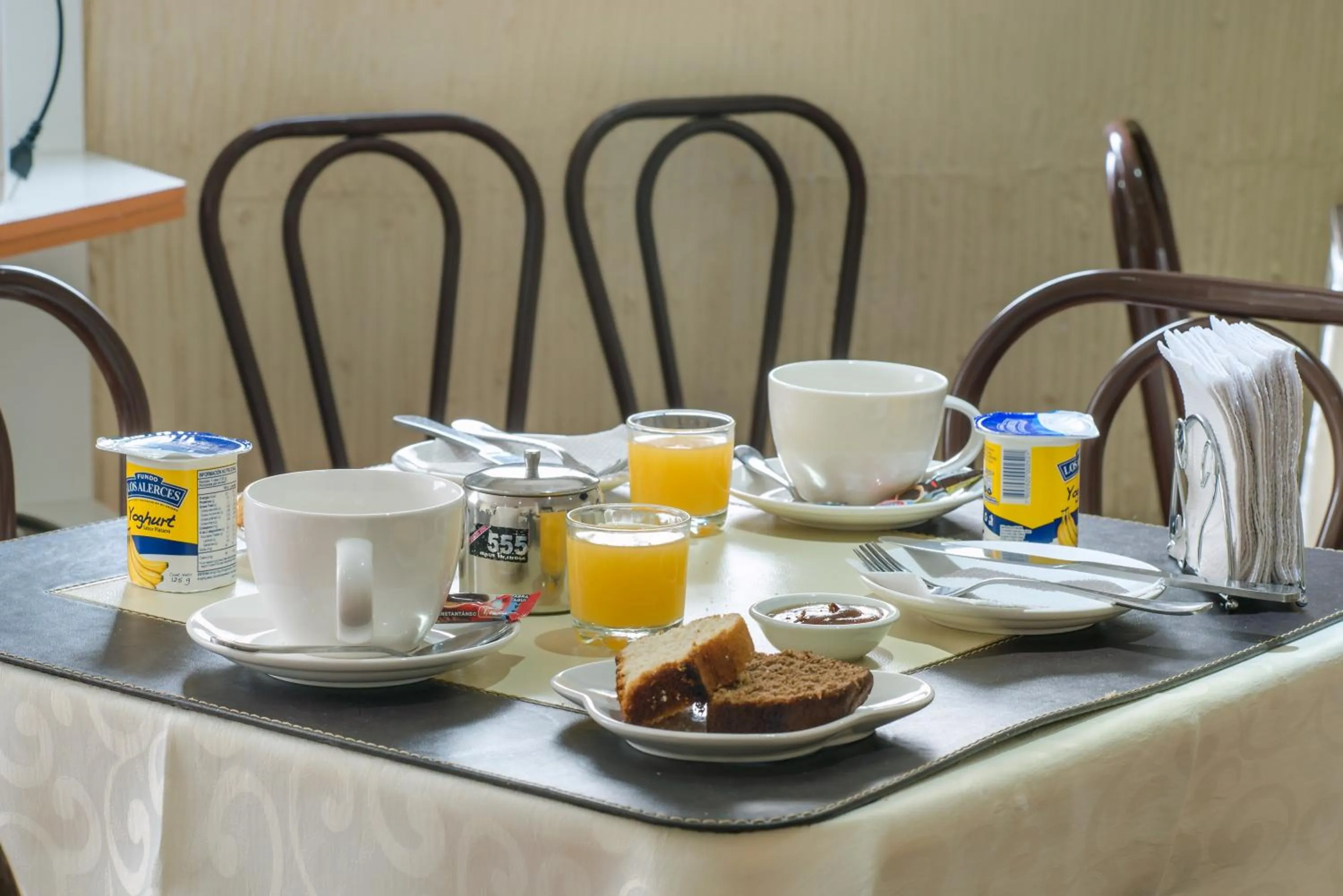 Food and drinks in Hotel Sahara Inn