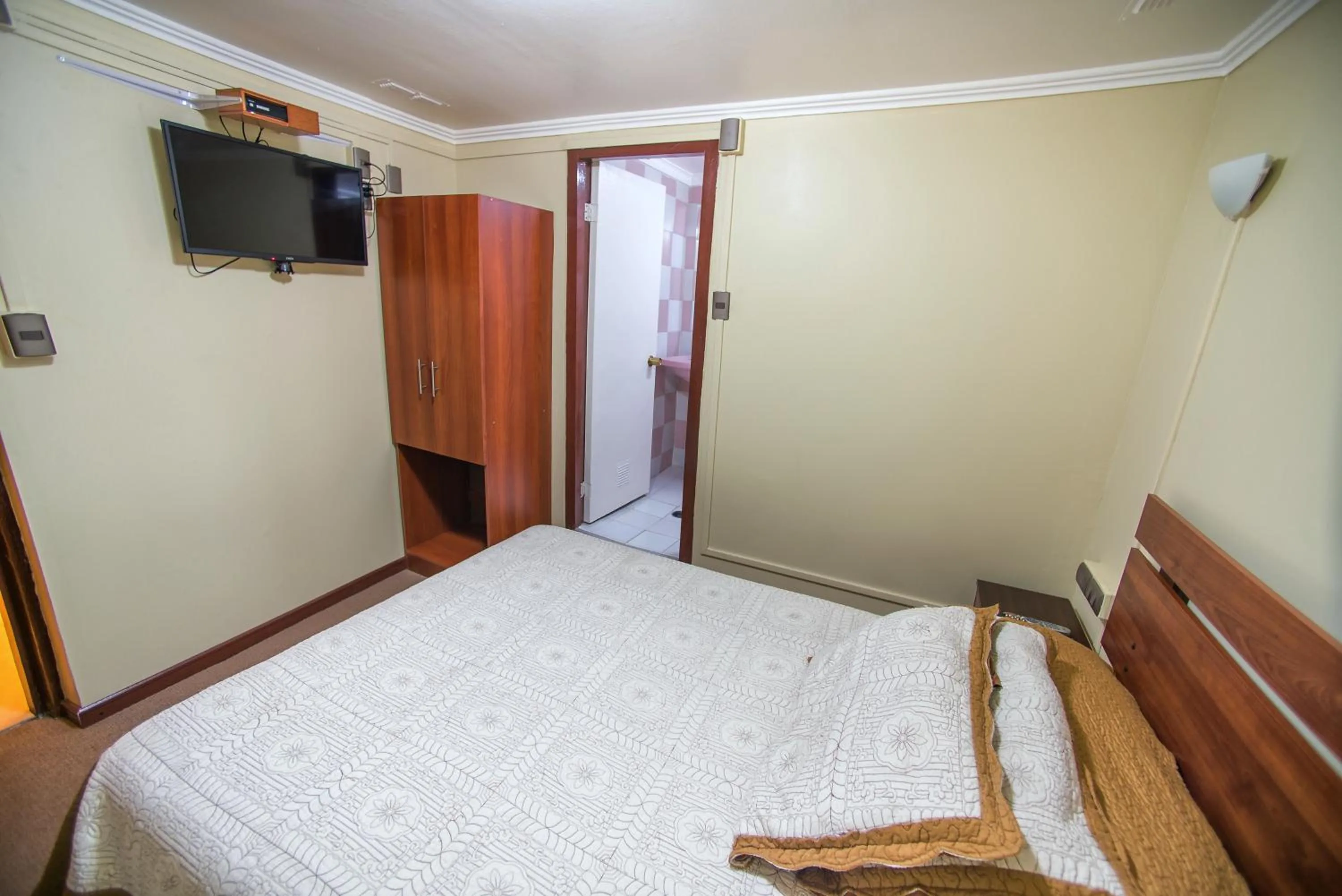 Photo of the whole room, Bed in Hotel Sahara Inn