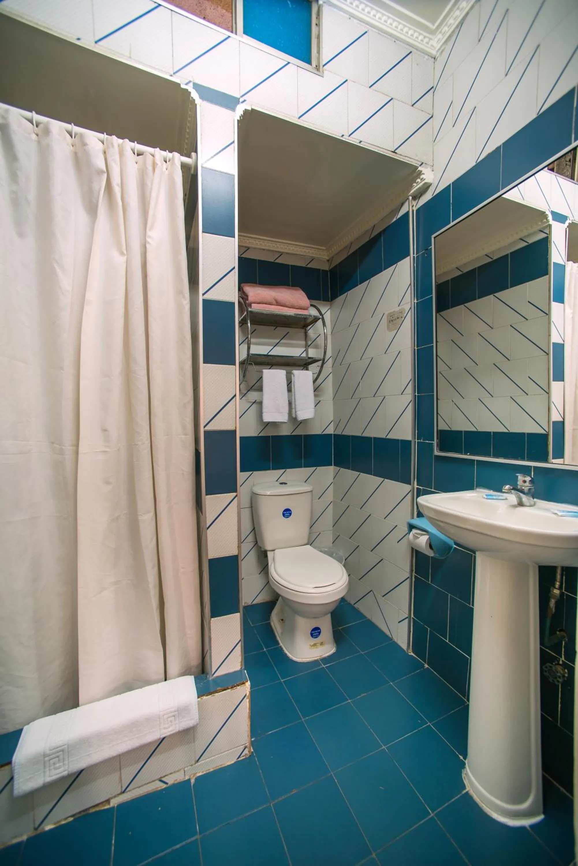 Bathroom in Hotel Sahara Inn