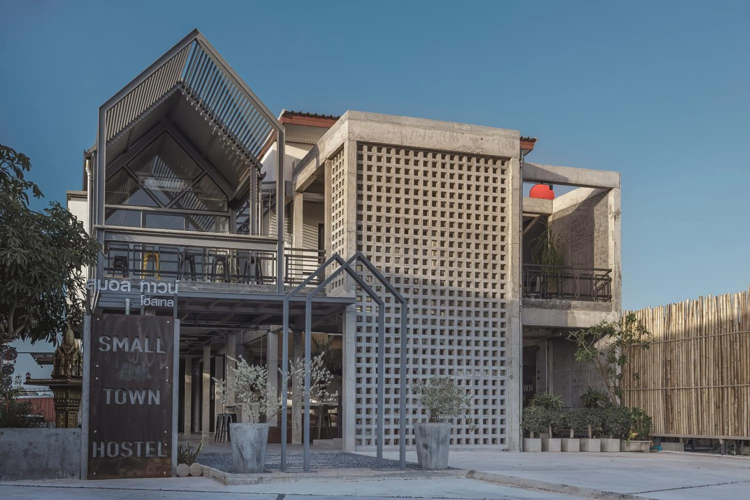 Facade/entrance in Small Town Hostel