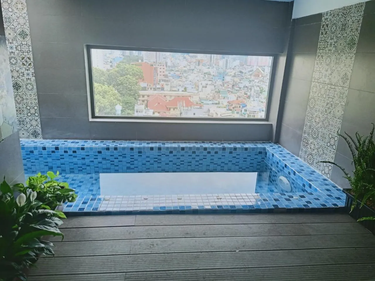 Swimming pool in Happy Life Green Hotel