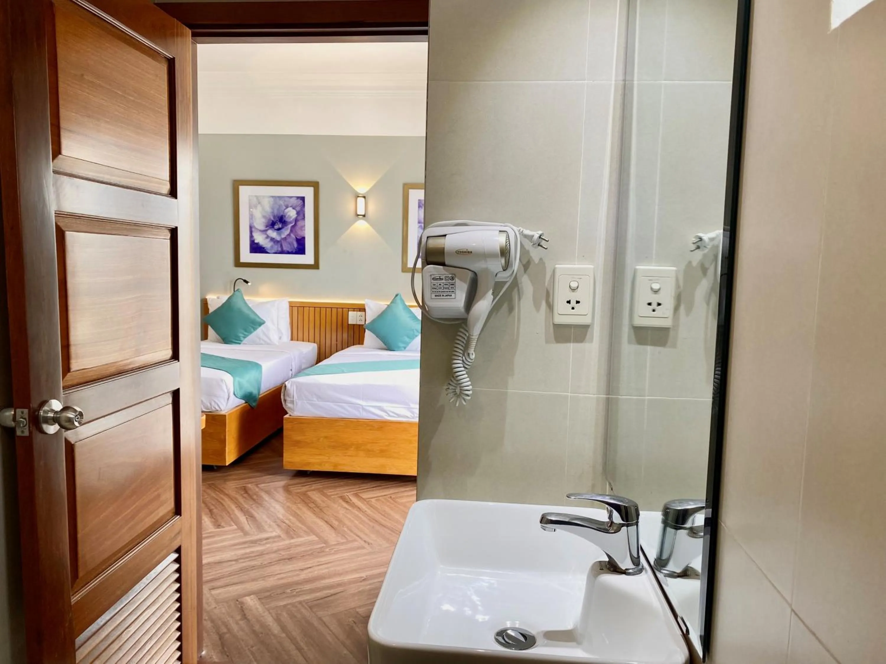 Bathroom, Bed in Happy Life Green Hotel