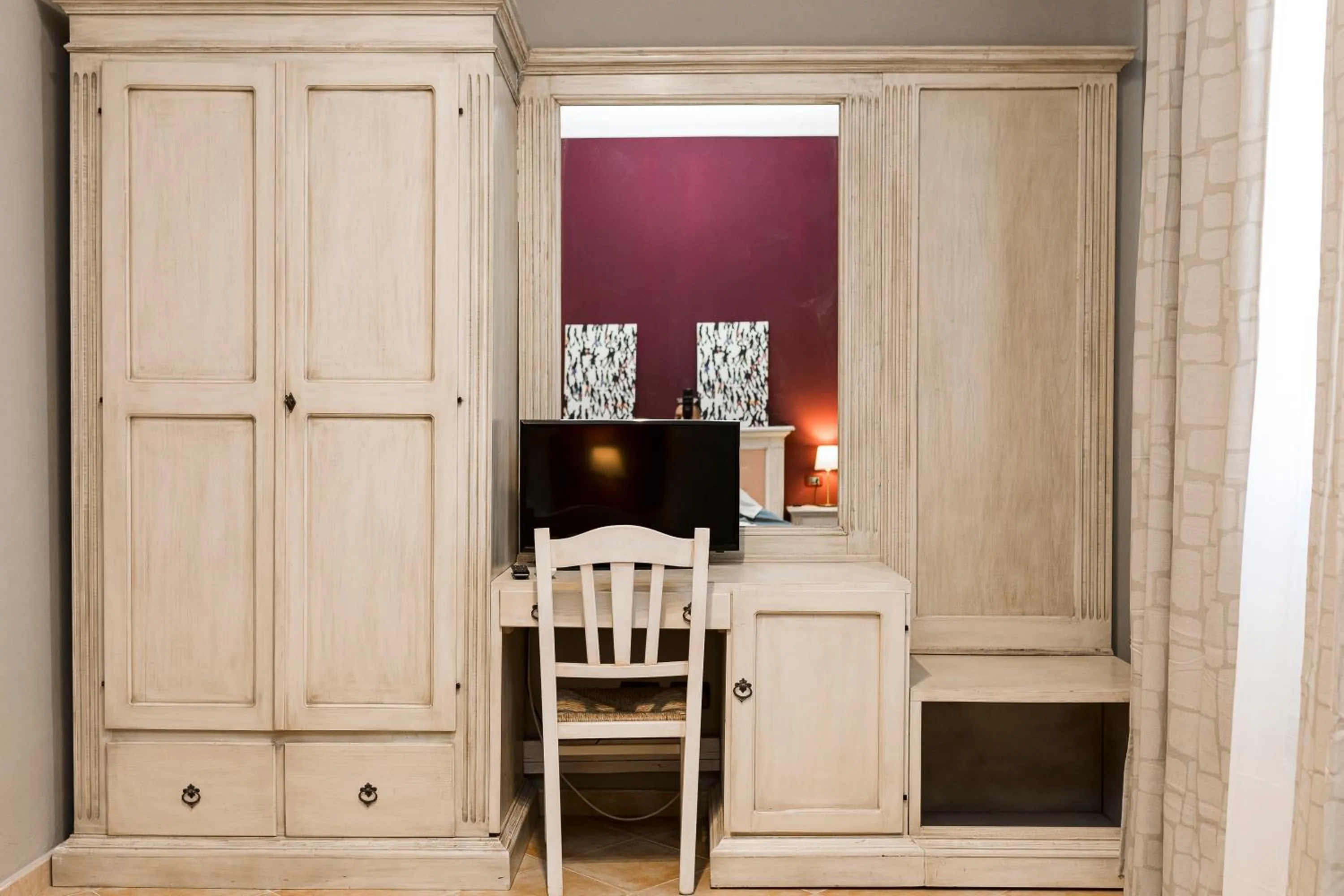 wardrobe in La Restuccia Masseria Urban - DiscoHotel