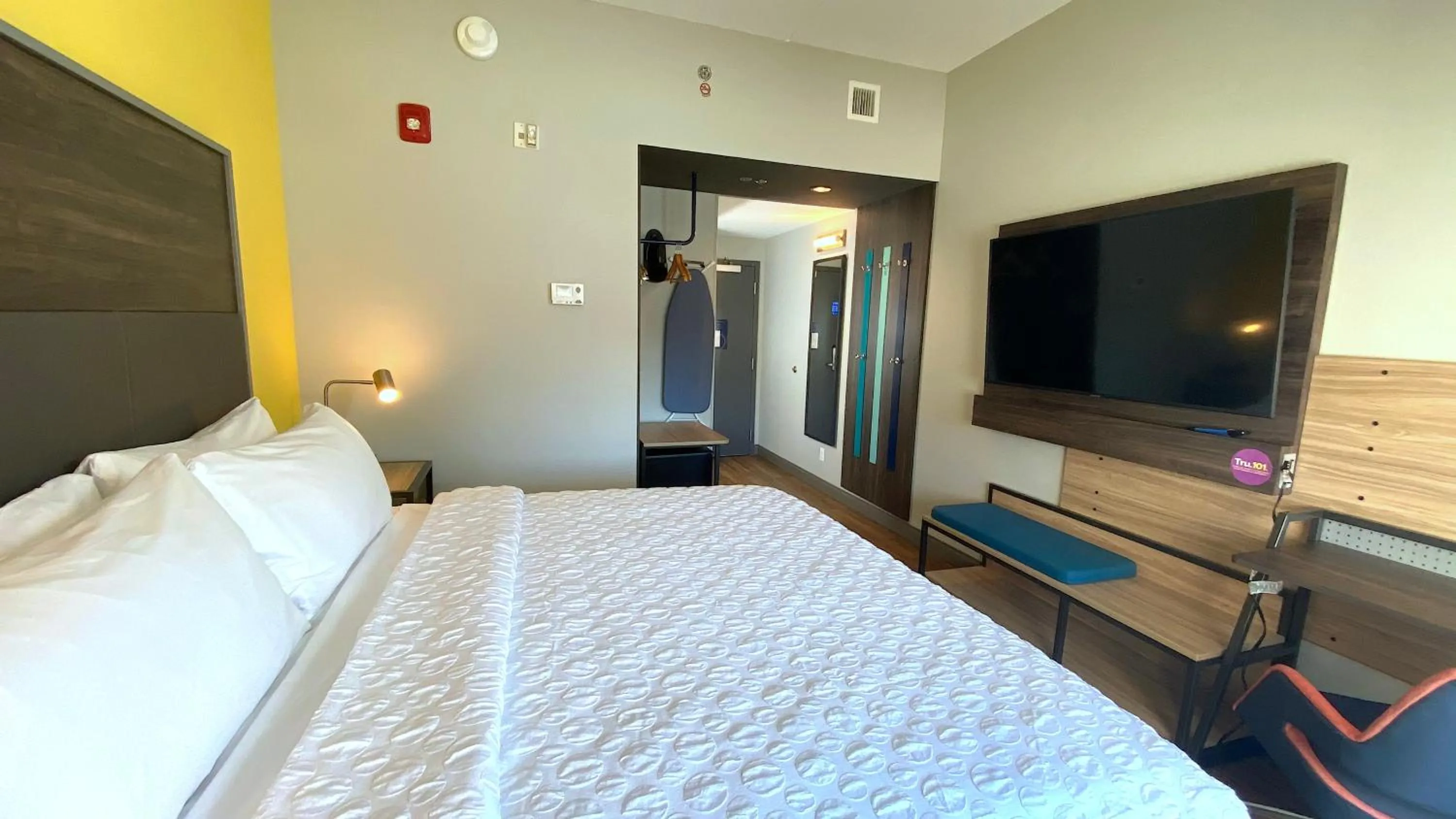 Bed in Tru By Hilton Baltimore Harbor East