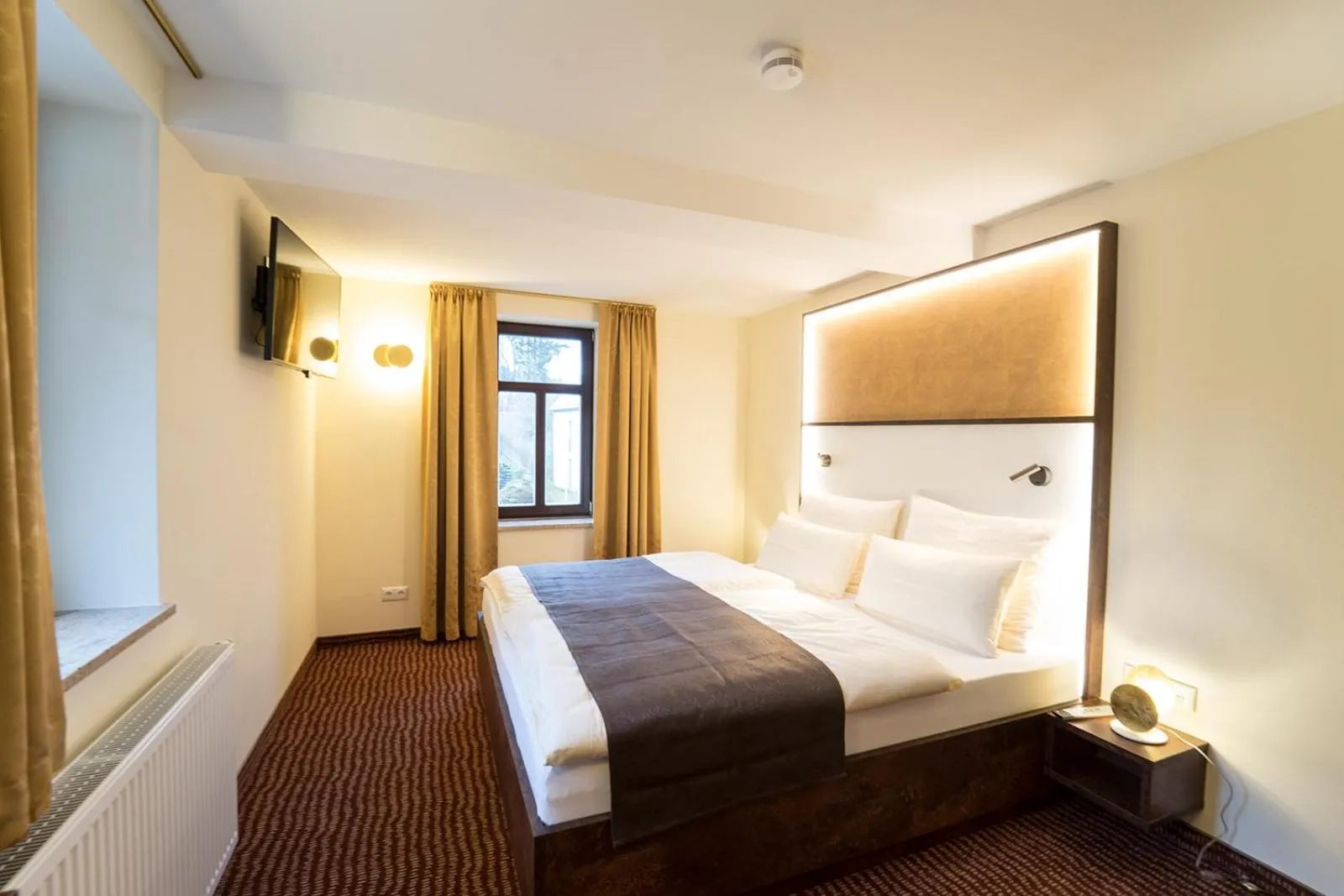 Bedroom, Bed in Hotel Goldener Hirsch