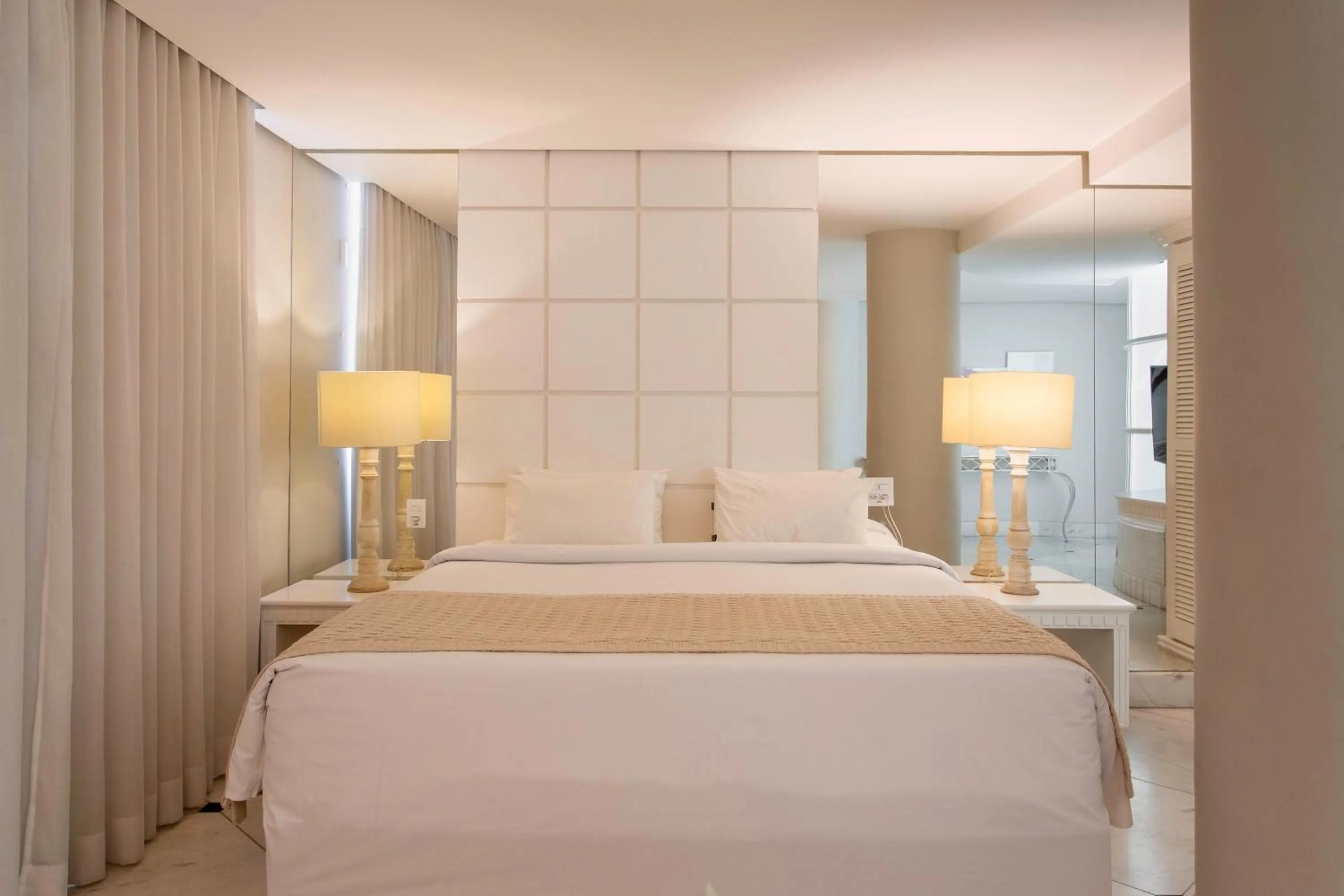 Bedroom, Bed in Suntory Hotel