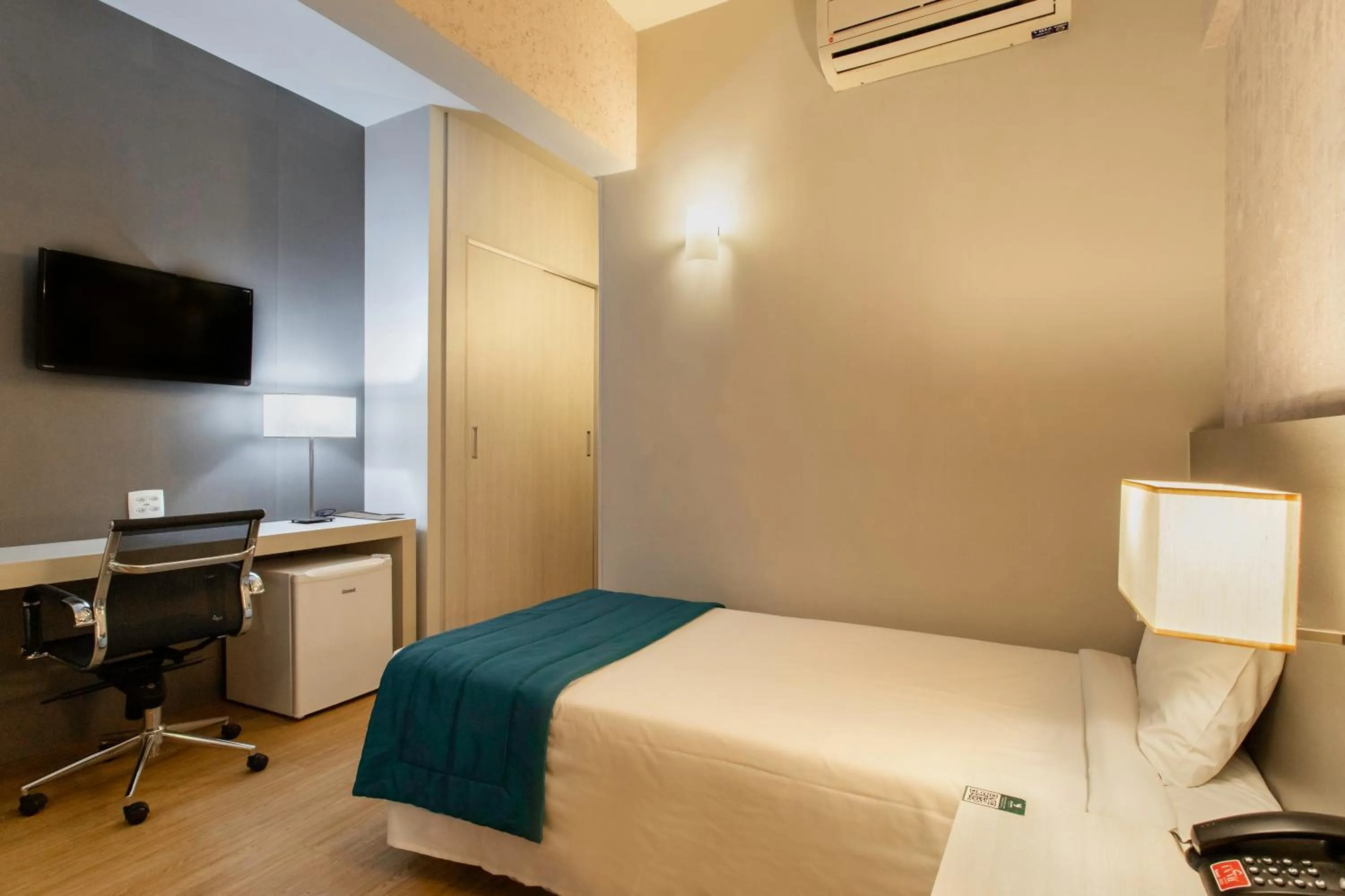 Bedroom, Bed in Suntory Hotel