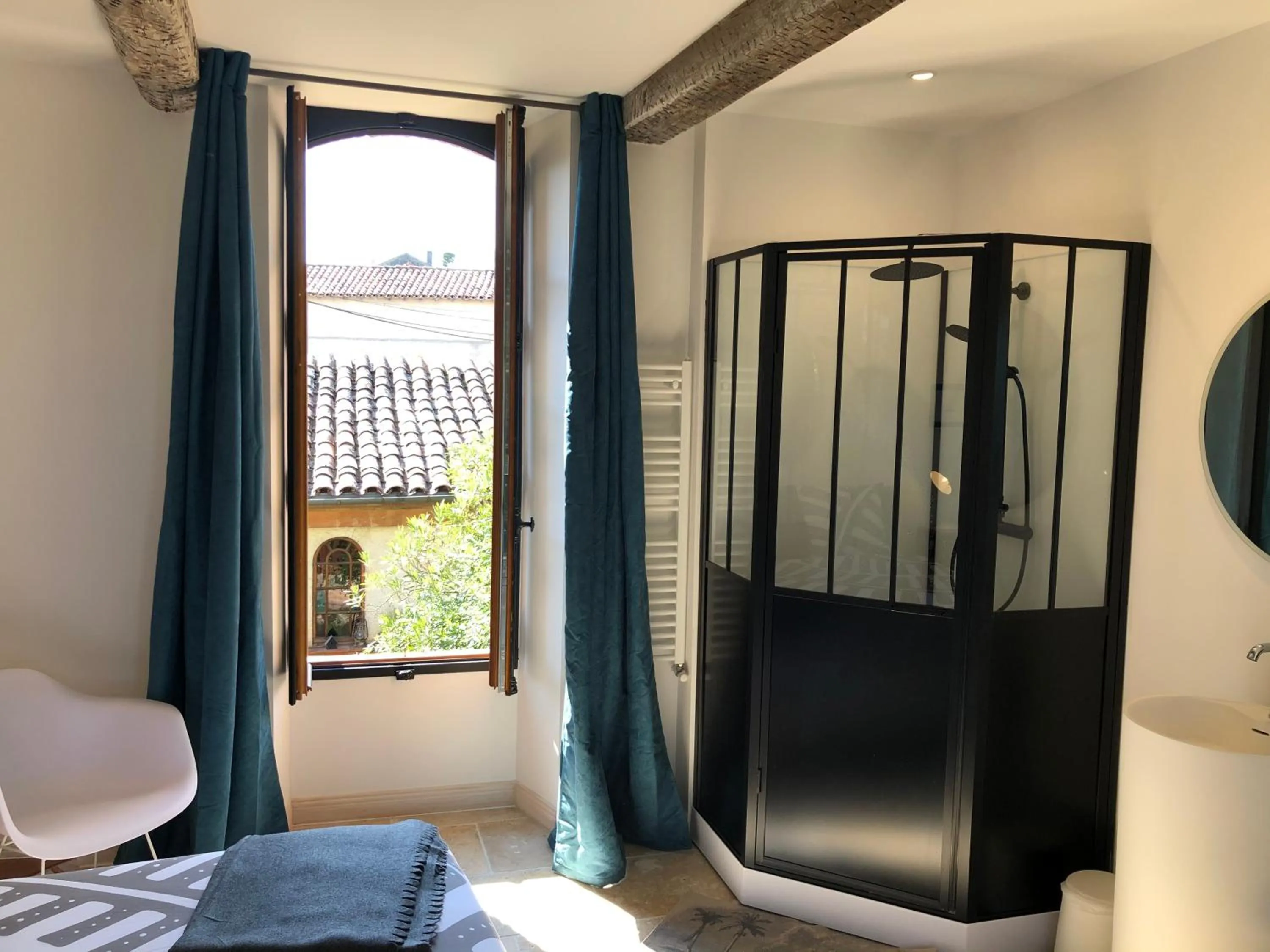 Bathroom, Bed in B&B du Couvent, vue château