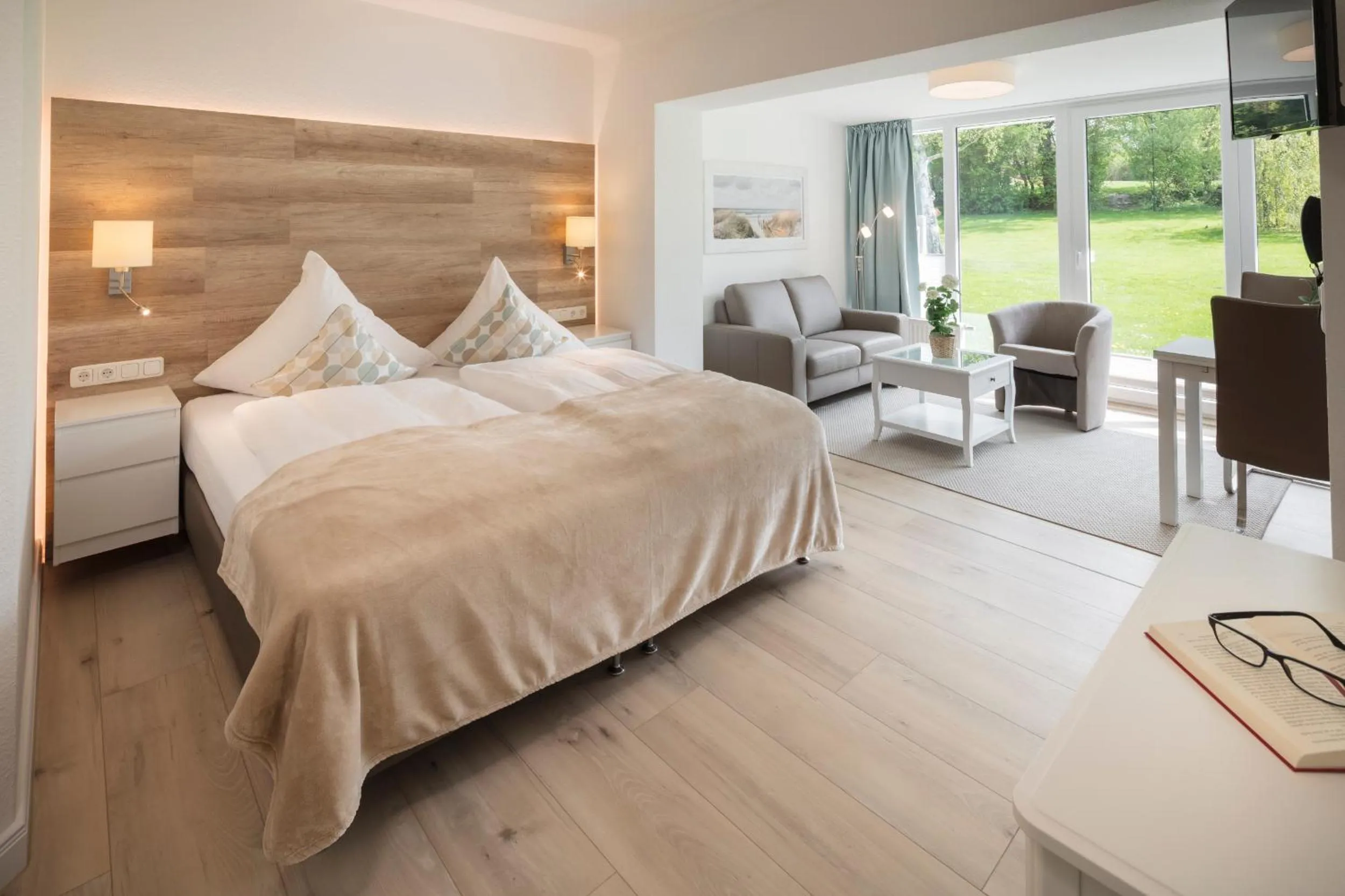 Living room, Bed in HofHotel Krähenberg