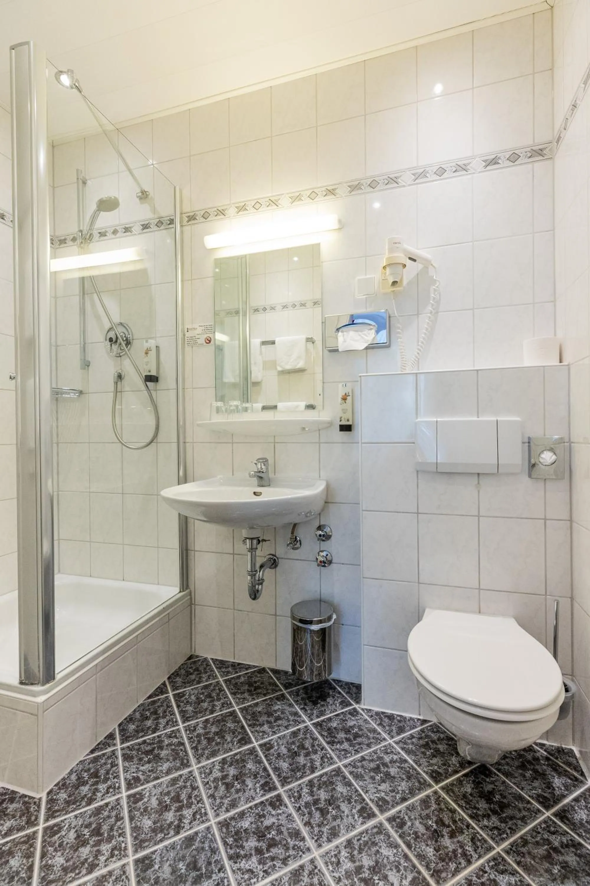 Shower in Hotel West an der Bockenheimer Warte