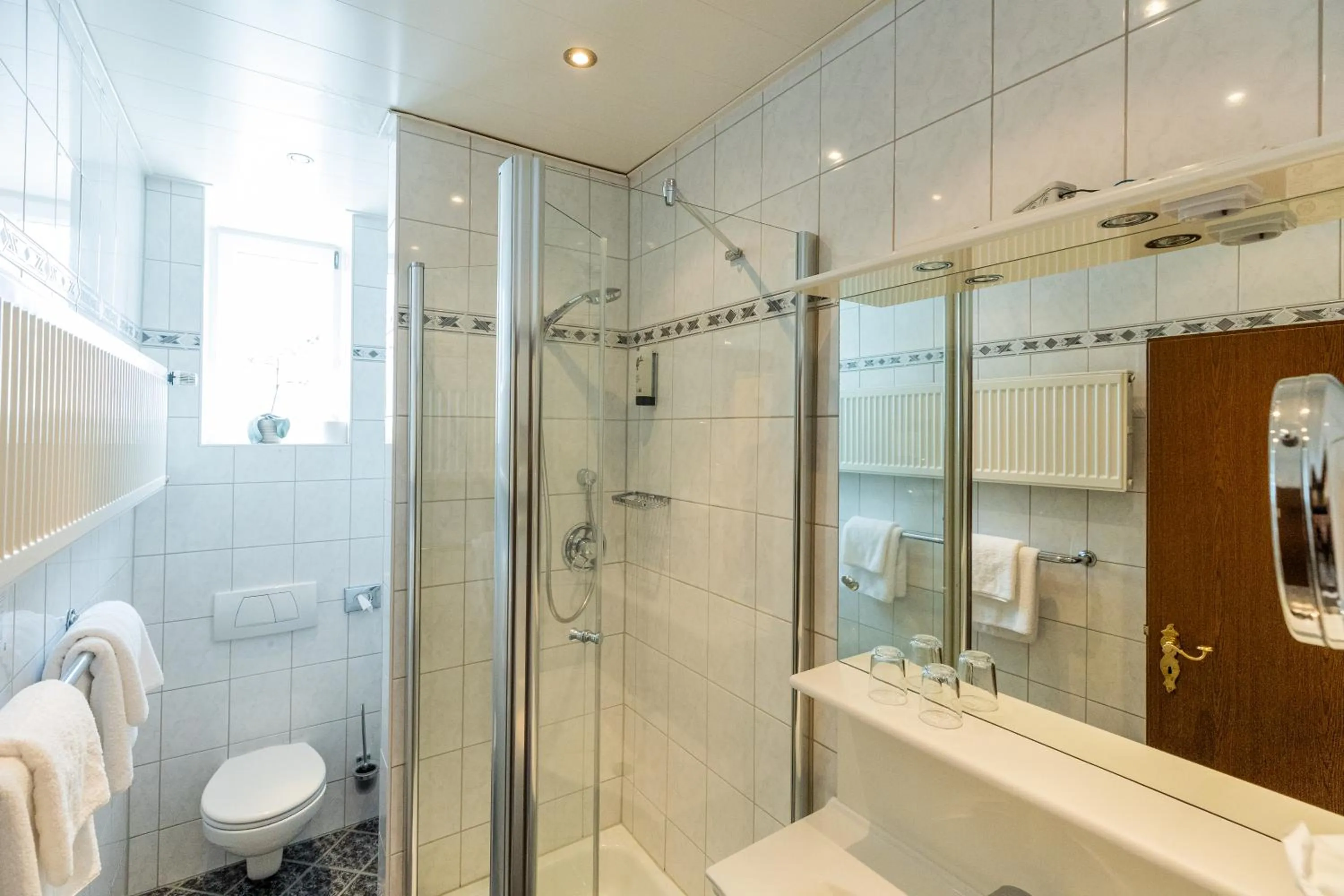 Shower in Hotel West an der Bockenheimer Warte