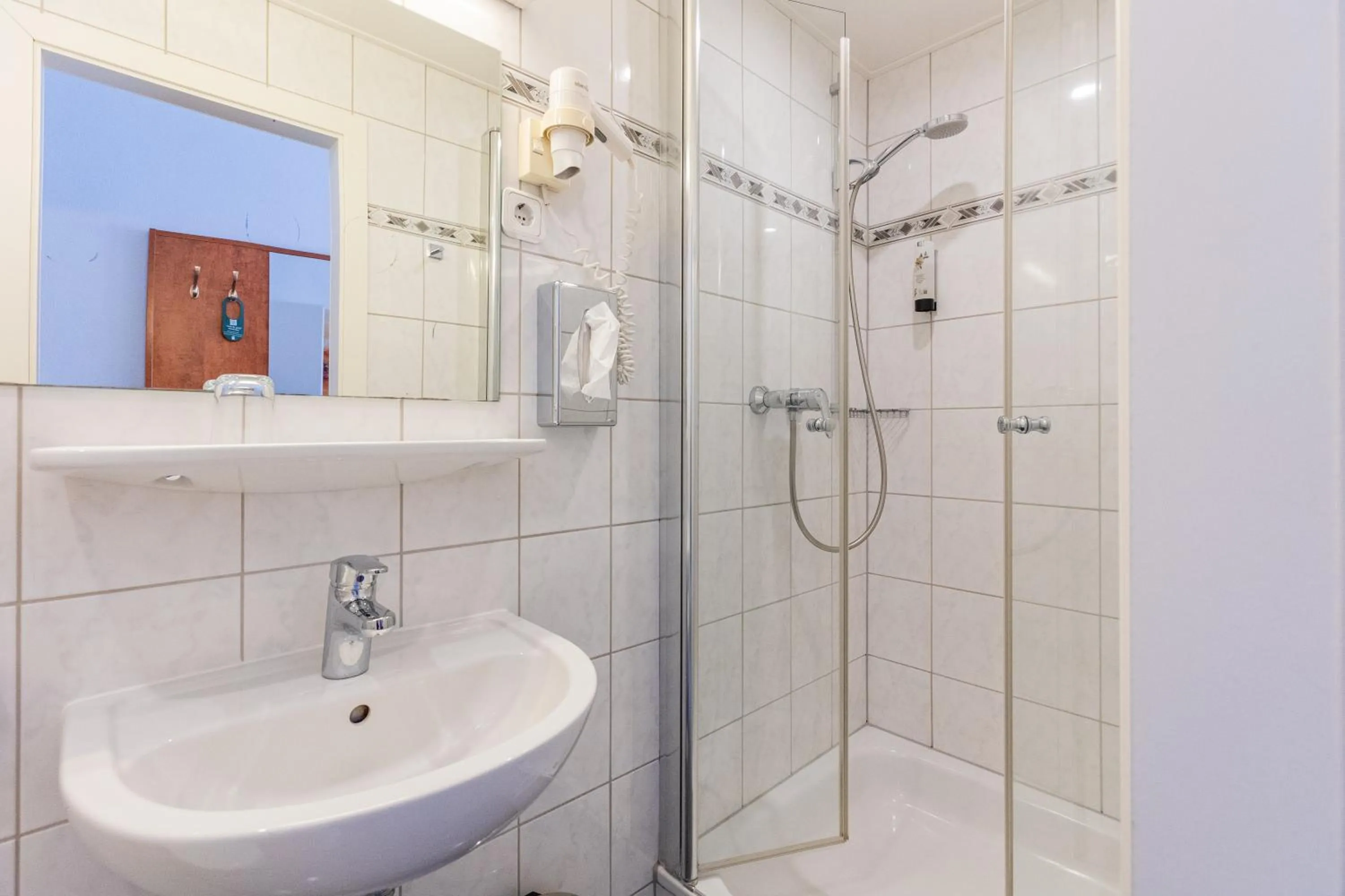 Shower in Hotel West an der Bockenheimer Warte