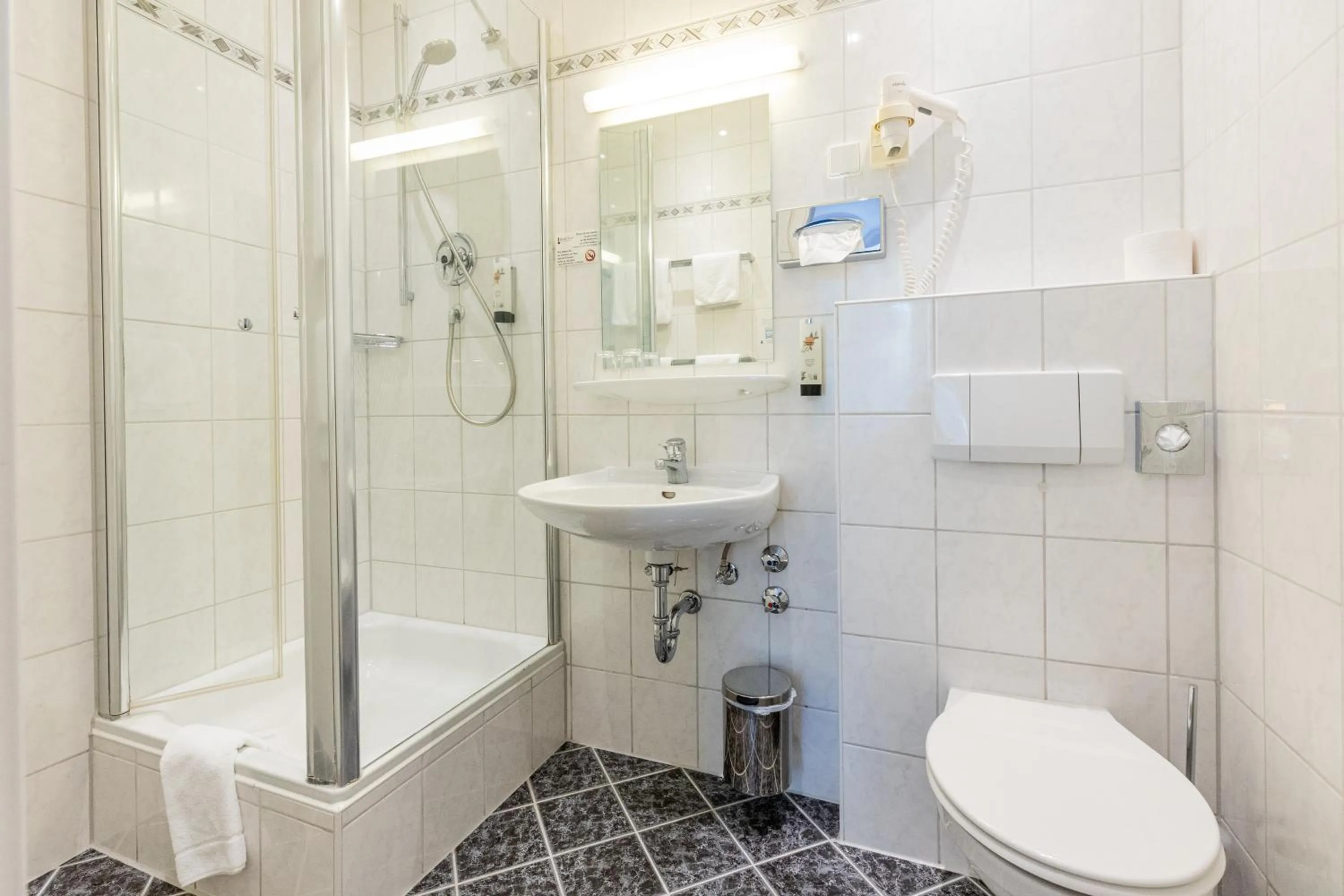 Shower in Hotel West an der Bockenheimer Warte