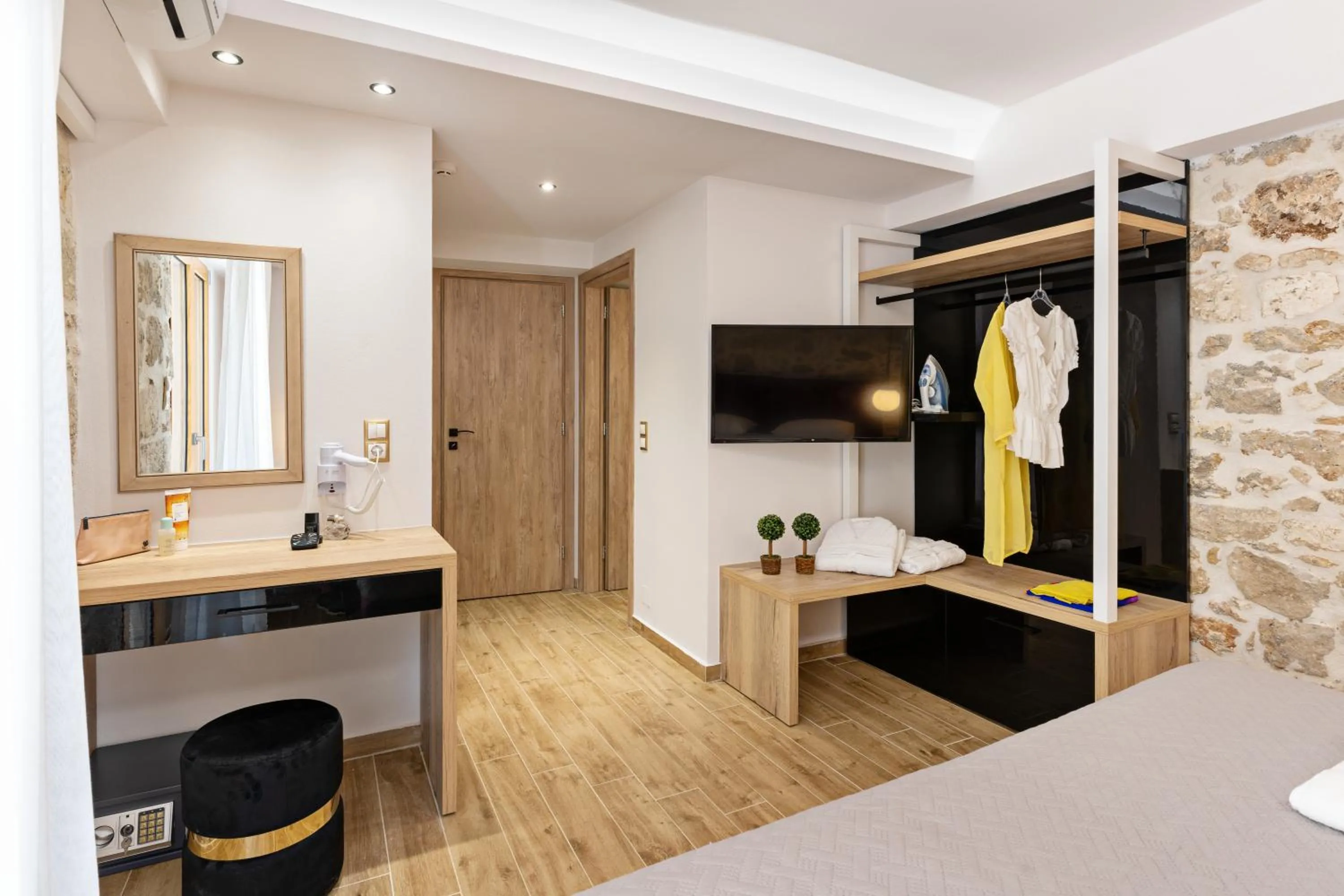 TV and multimedia, Bed in Erotokritos City Luxury Suites