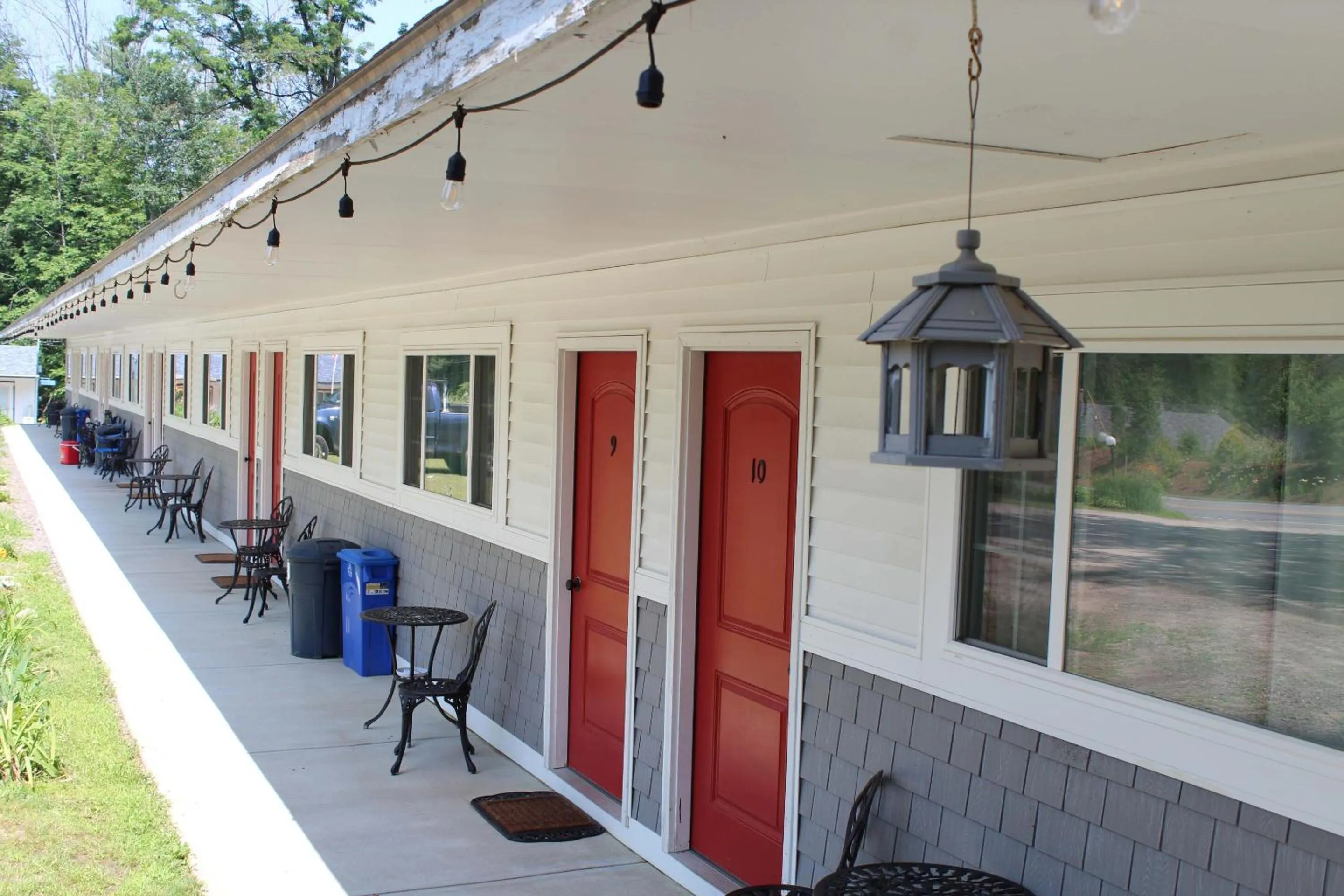 Property building in Yankee Trail Motel