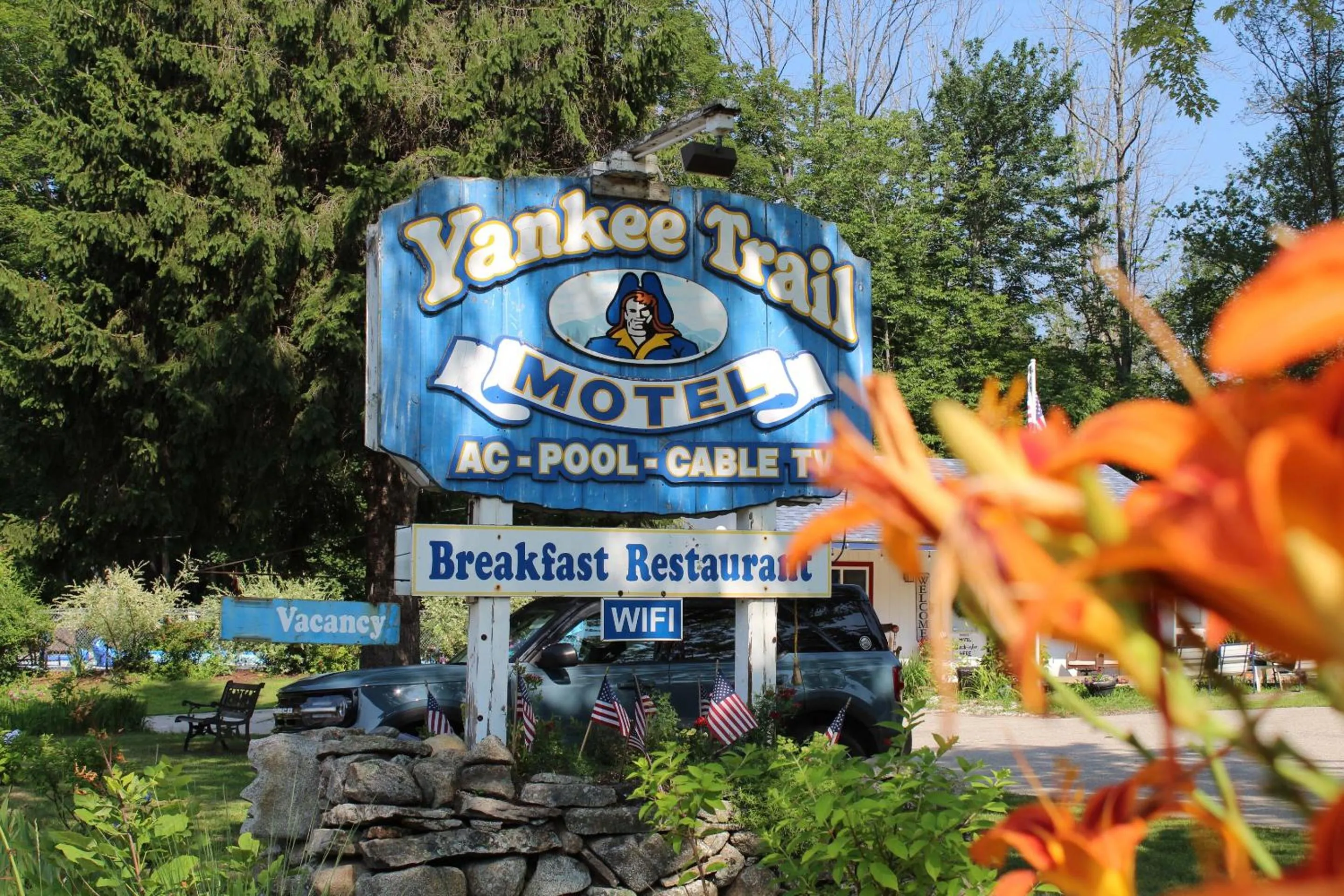 Property building in Yankee Trail Motel