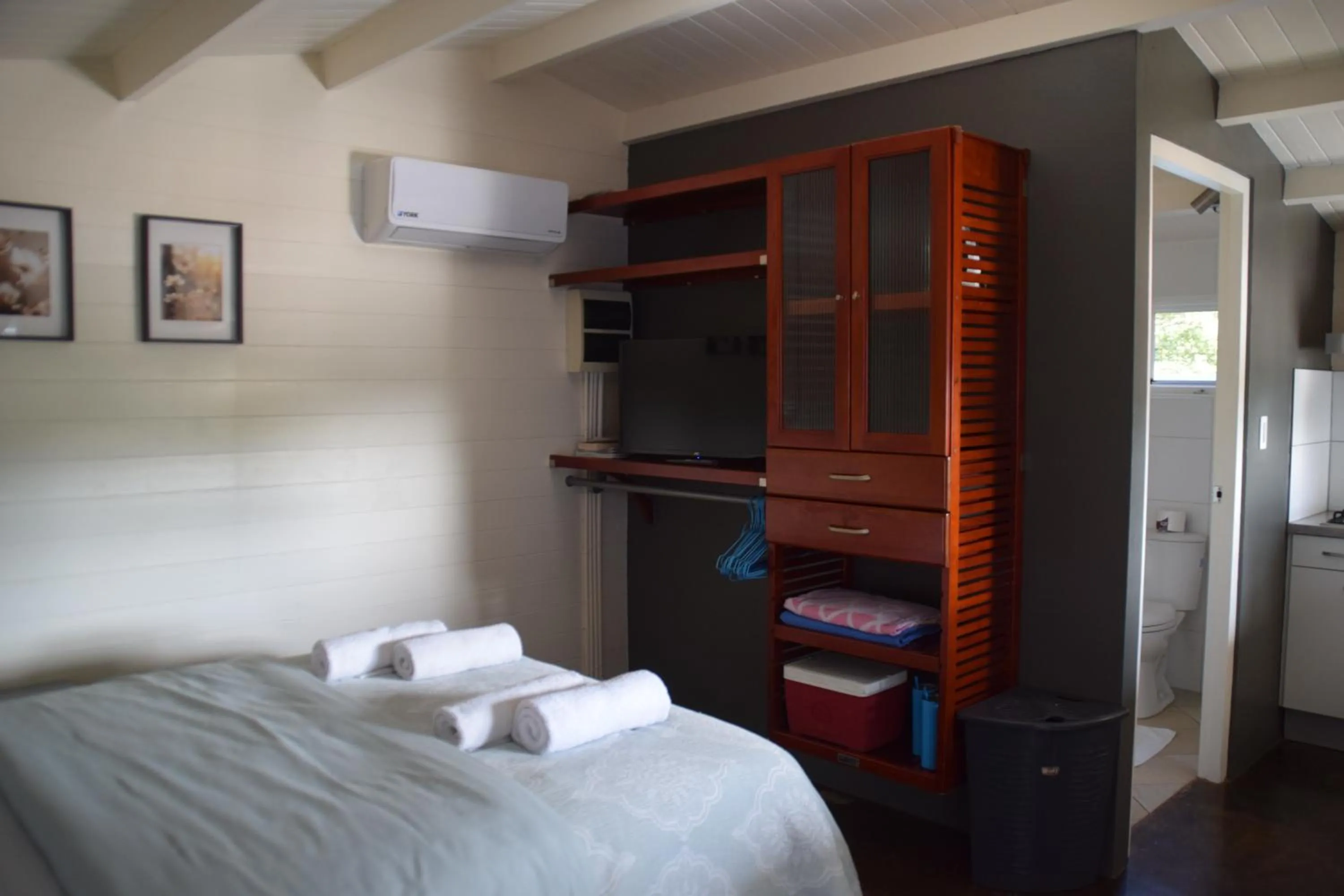 Photo of the whole room, Bed in La Felicidad Aruba