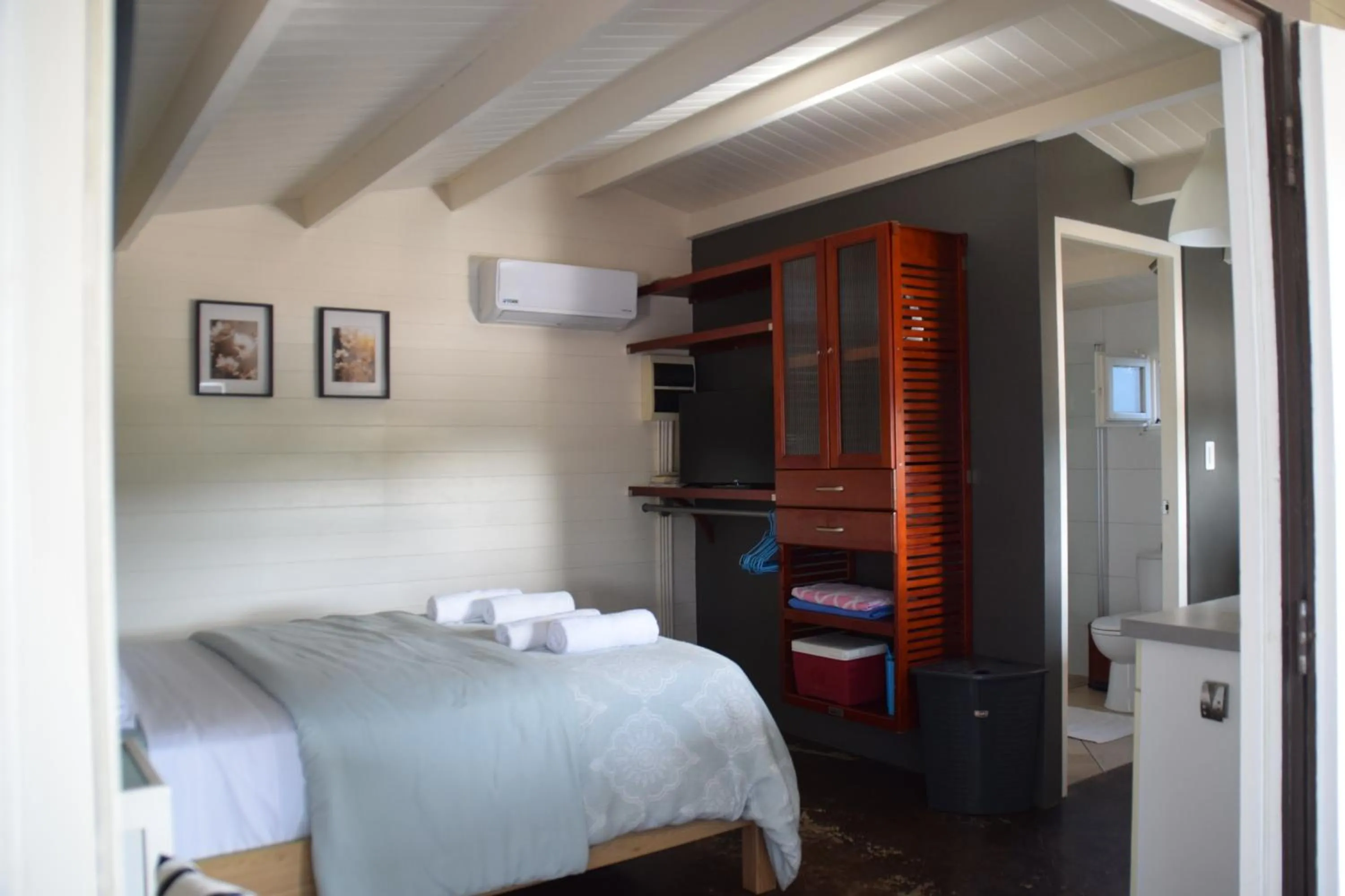 Photo of the whole room, Bed in La Felicidad Aruba