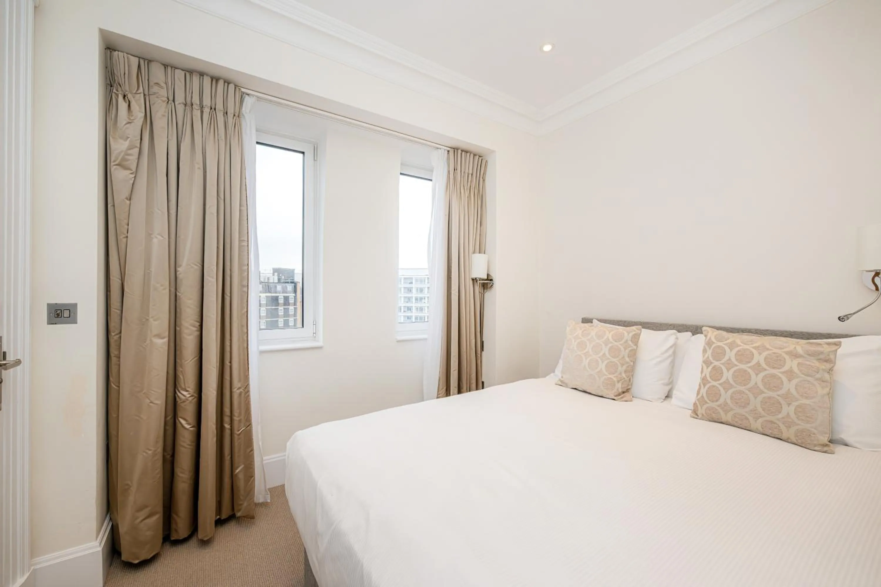 Bedroom, Bed in Fountain House Apartments - London