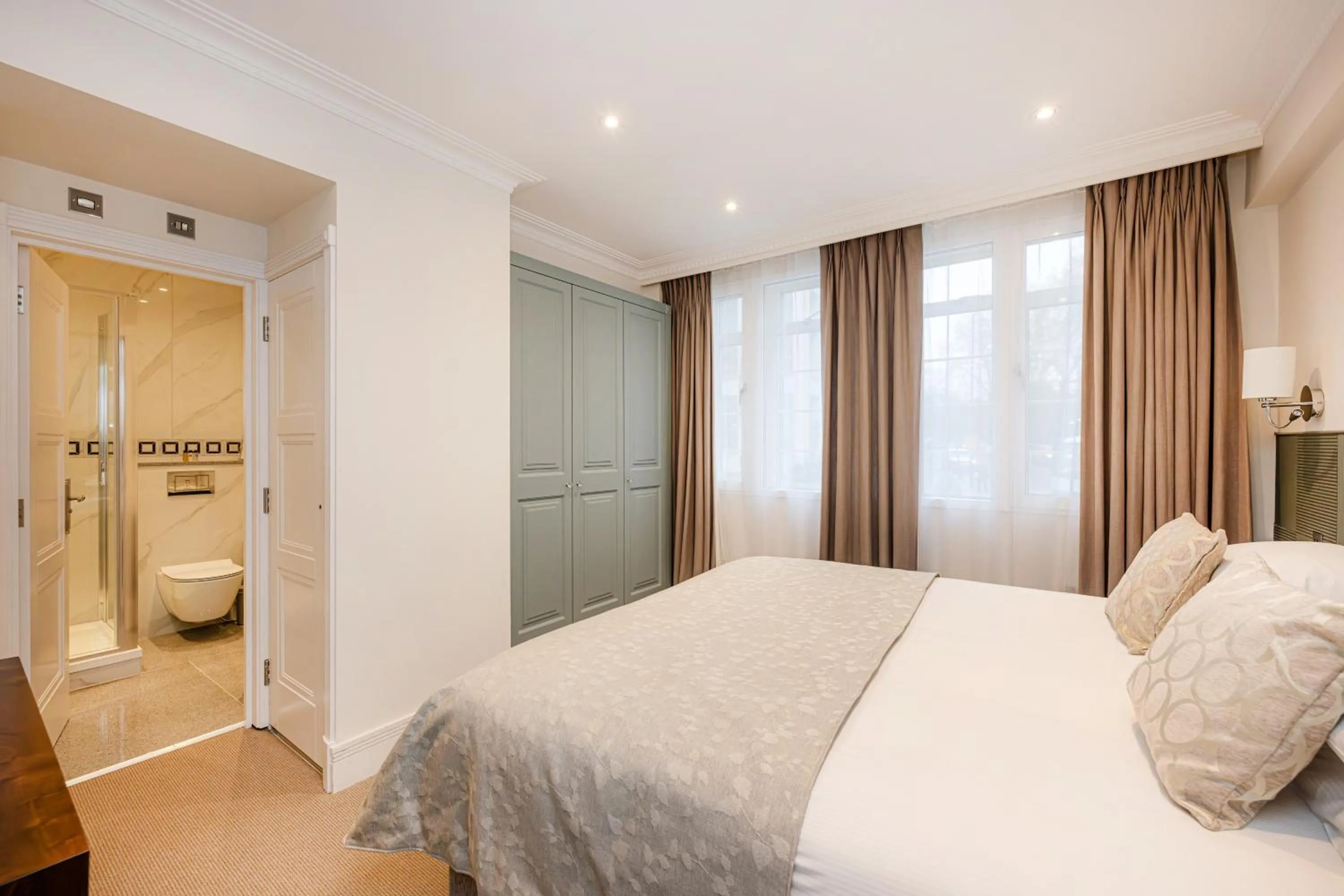 Bedroom, Bed in Fountain House Apartments - London