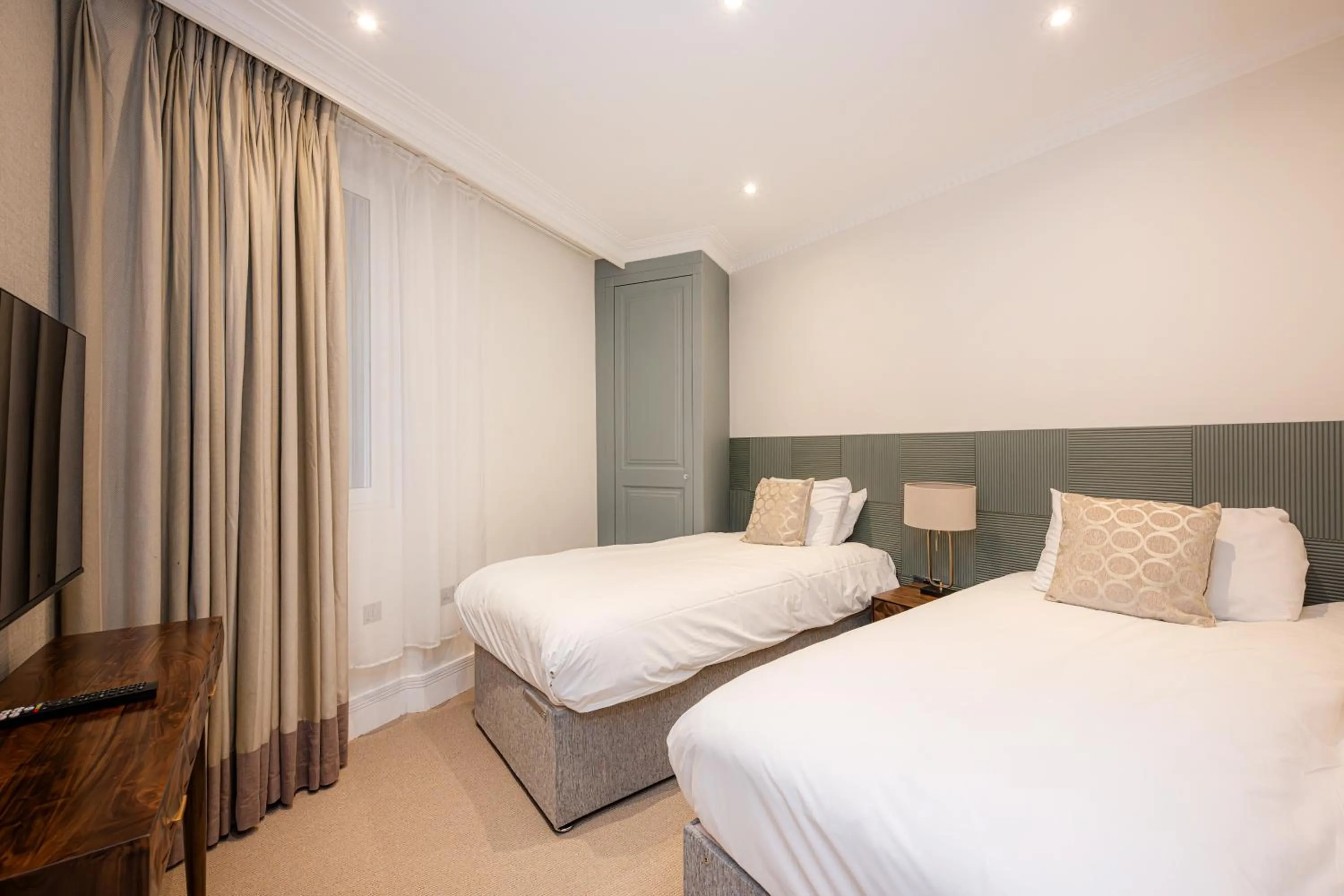 Bedroom, Bed in Fountain House Apartments - London