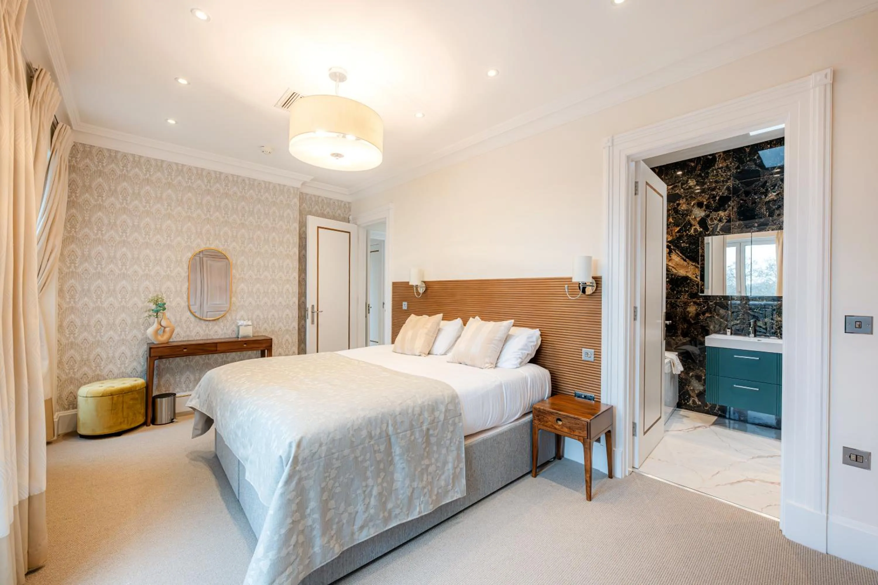 Bed in Fountain House Apartments - London