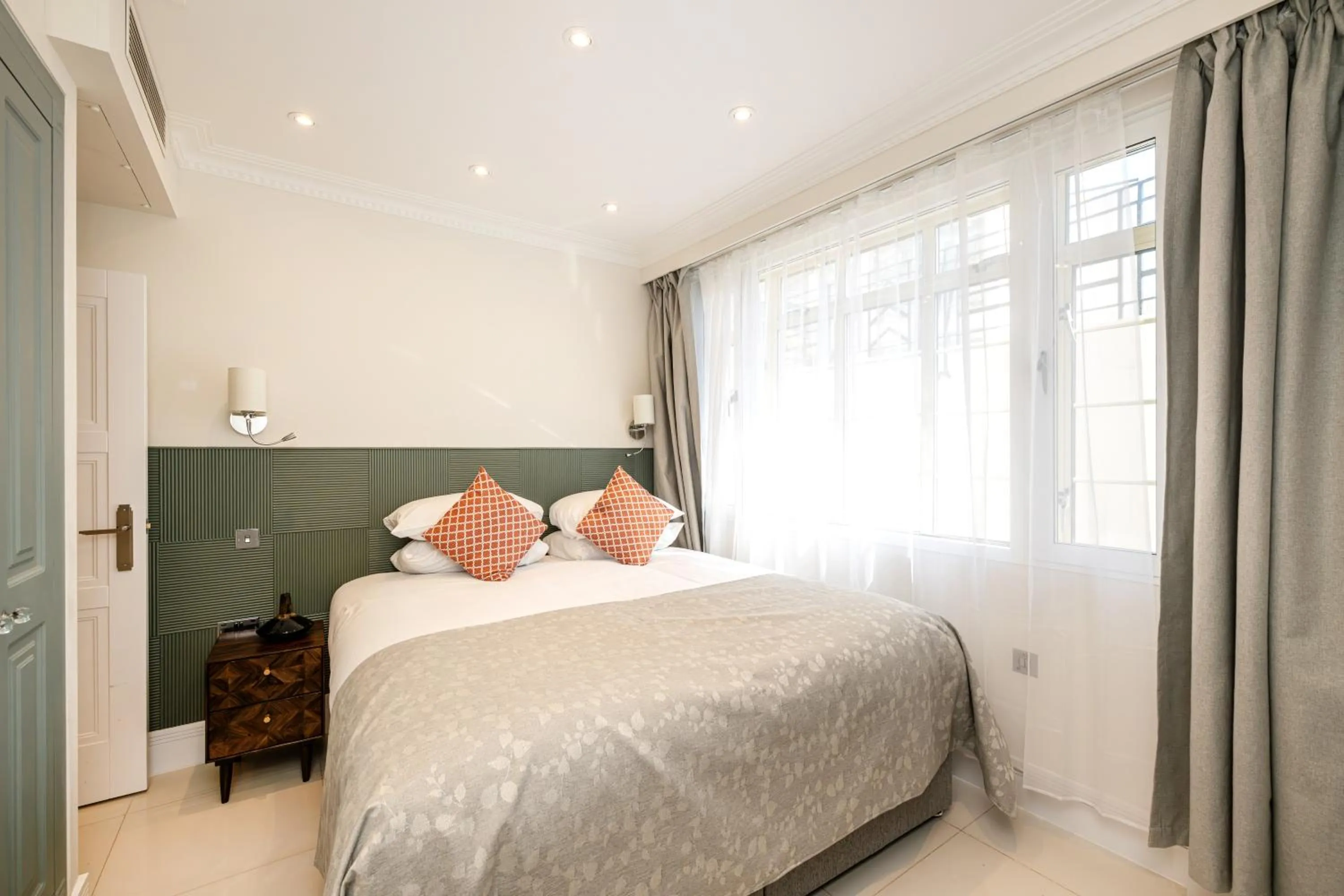 Bed in Fountain House Apartments - London