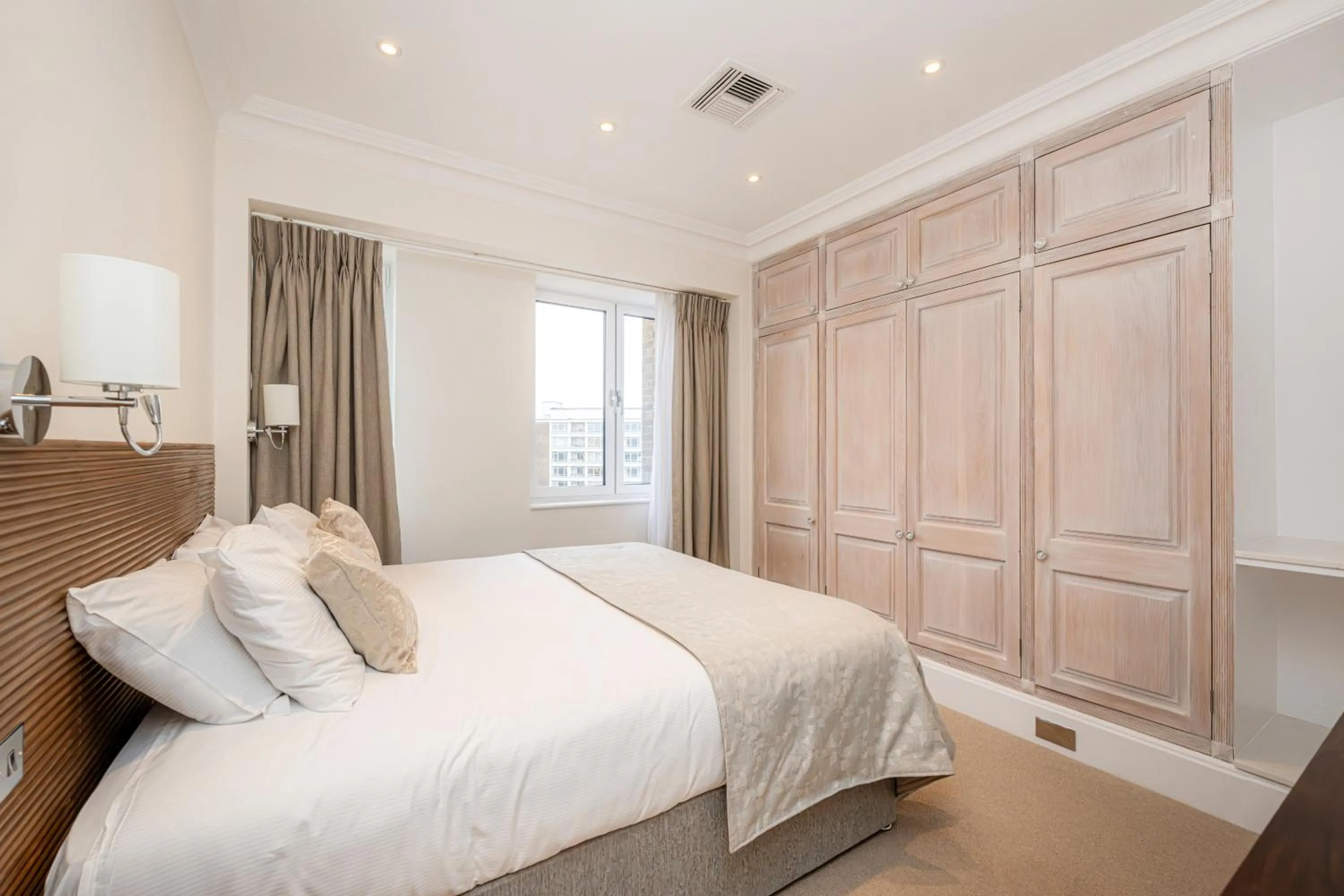 Bed in Fountain House Apartments - London