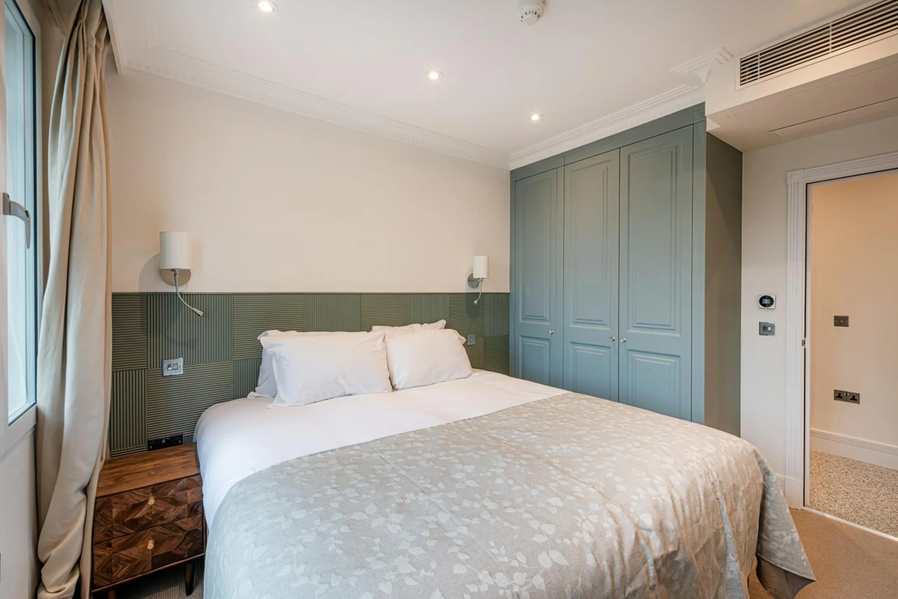 Bedroom, Bed in Fountain House Apartments - London