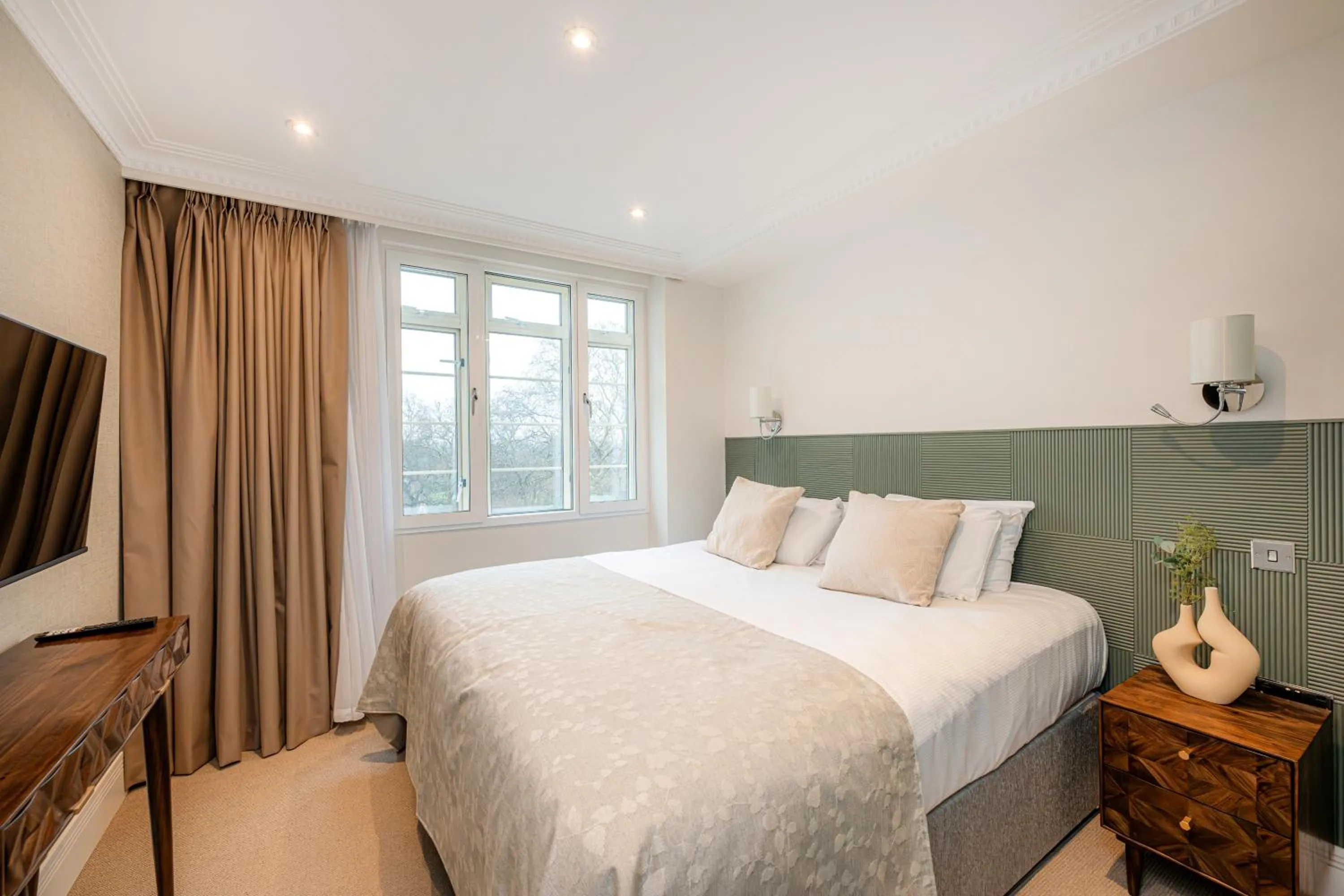 Bedroom, Bed in Fountain House Apartments - London
