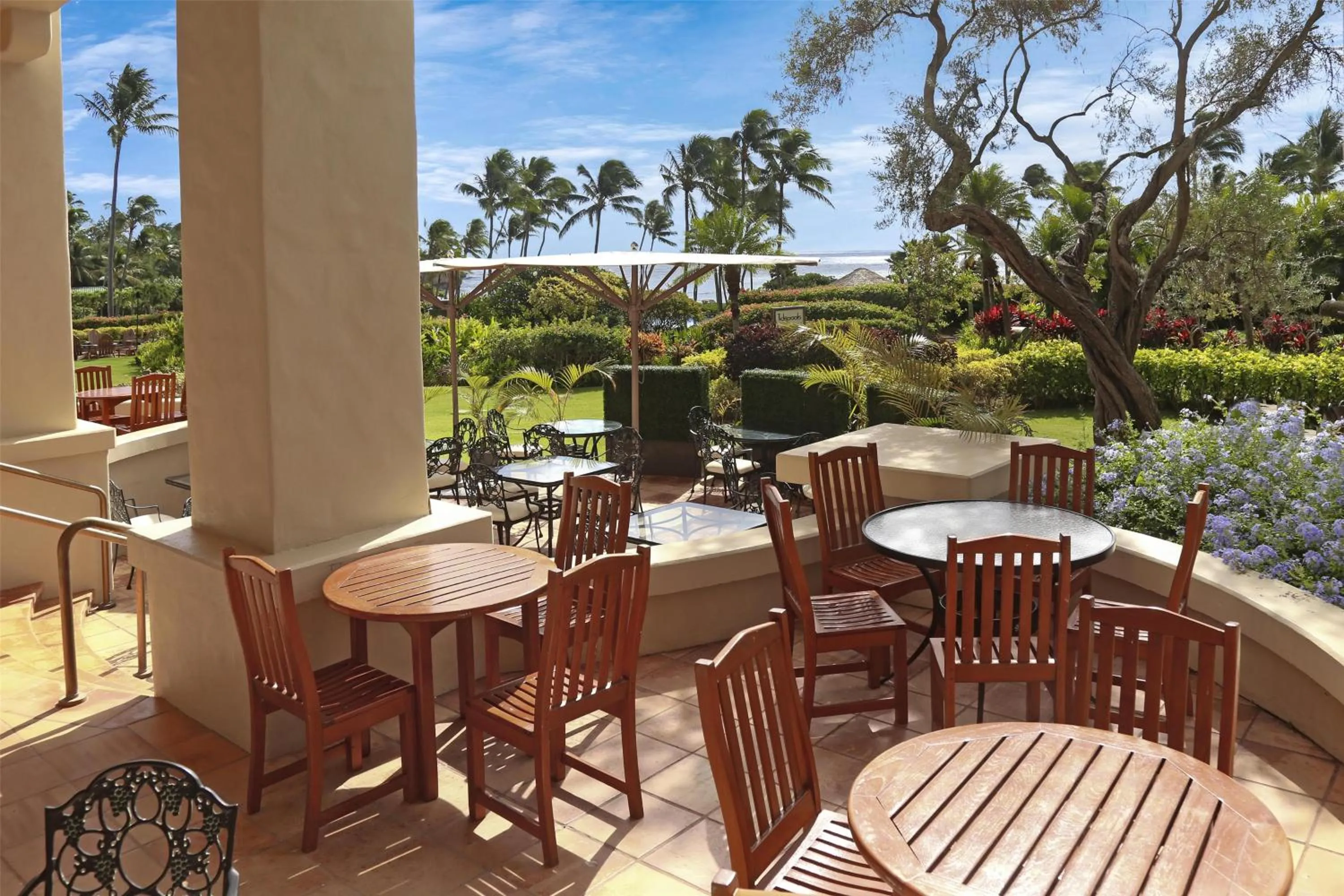 Lounge or bar in Grand Hyatt Kauai Resort & Spa