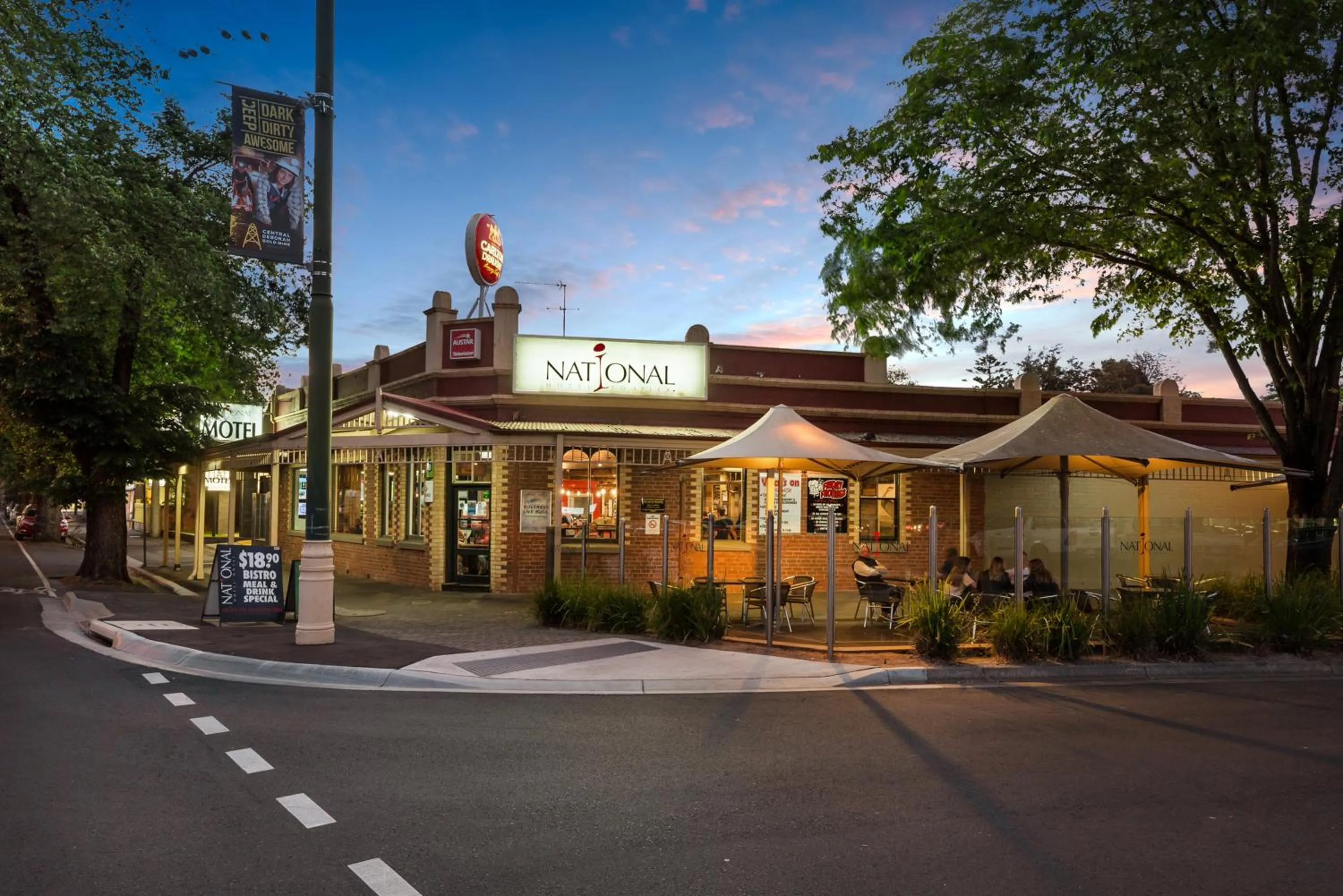 Facade/entrance in National Hotel Complex Bendigo