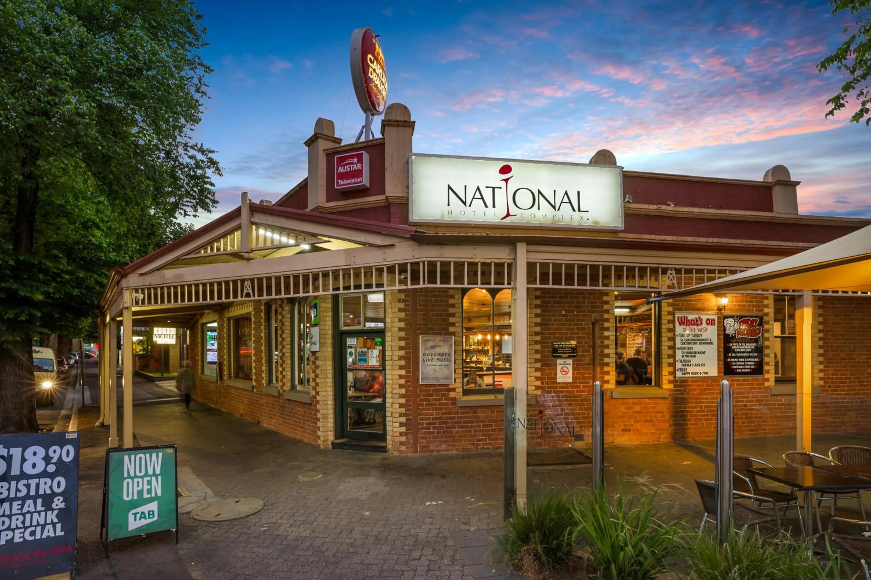 Facade/entrance in National Hotel Complex Bendigo