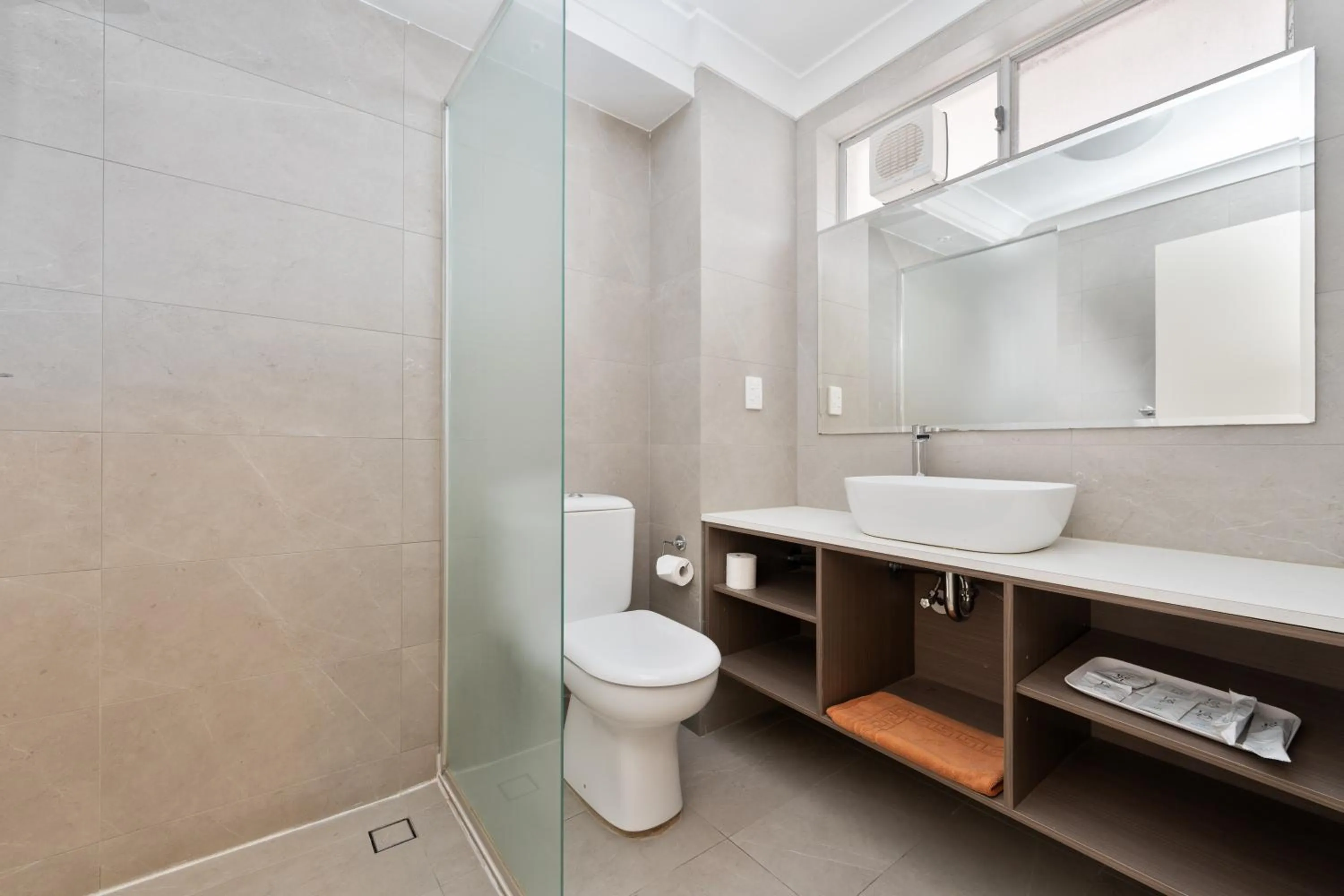 Shower in Econo Lodge Rivervale