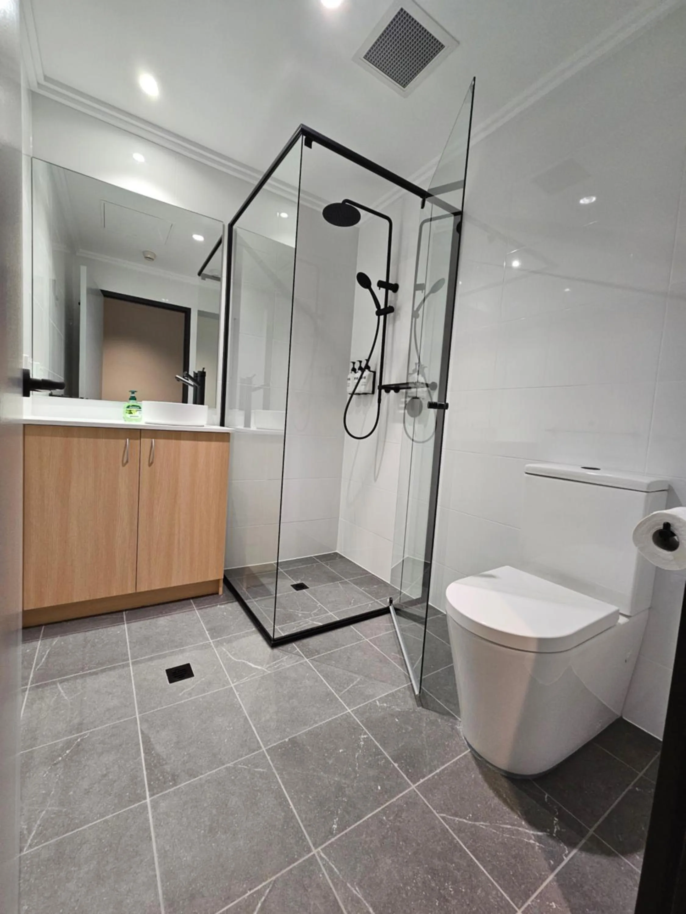 Shower in Econo Lodge Rivervale