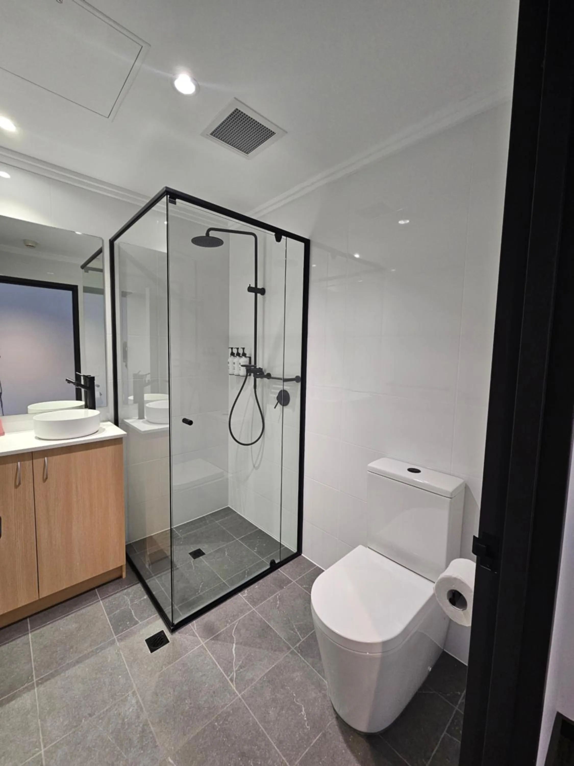 Shower in Econo Lodge Rivervale