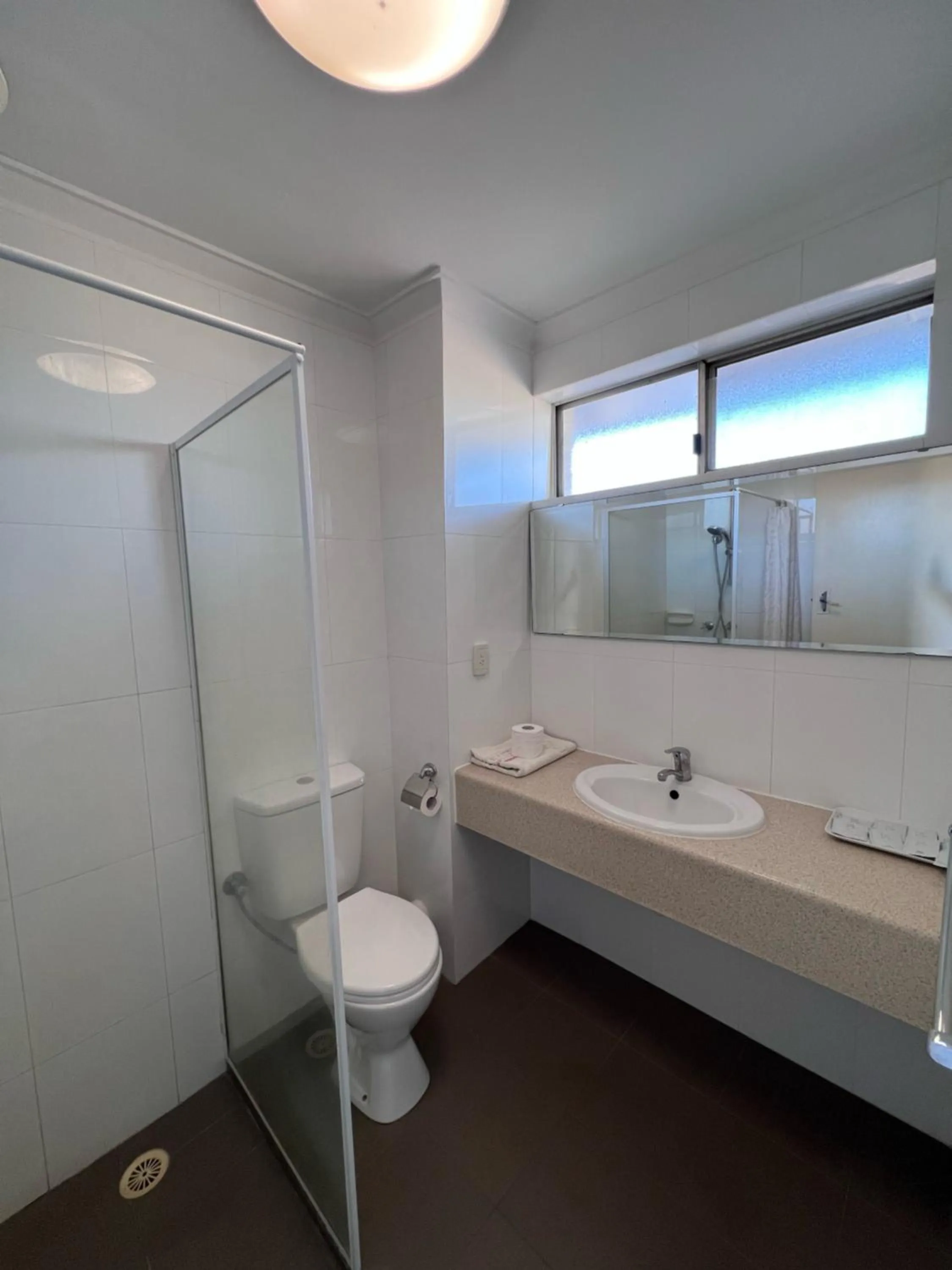 Shower in Econo Lodge Rivervale