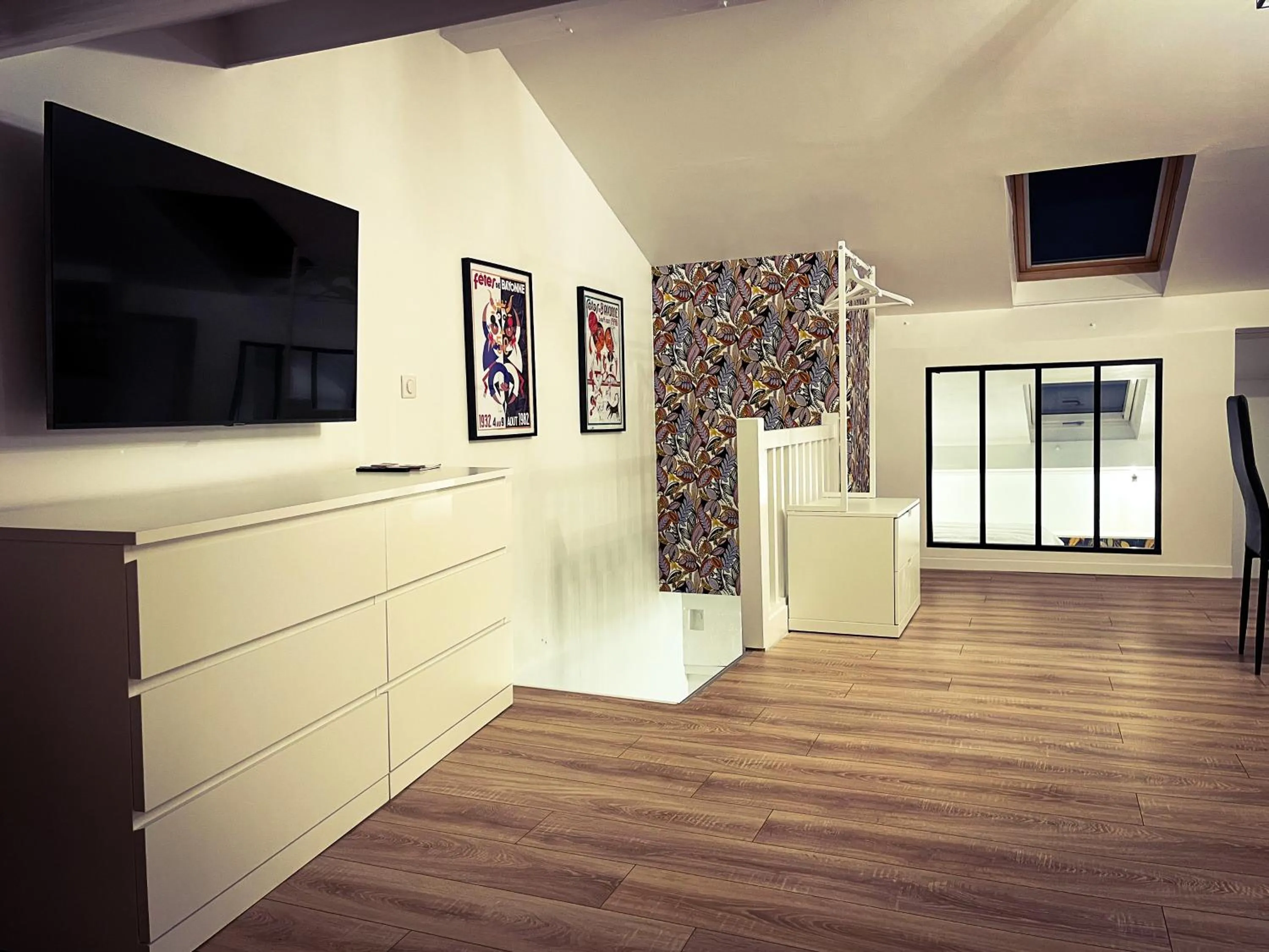 TV and multimedia in Maison d'hôtes City Break MIRADOUR