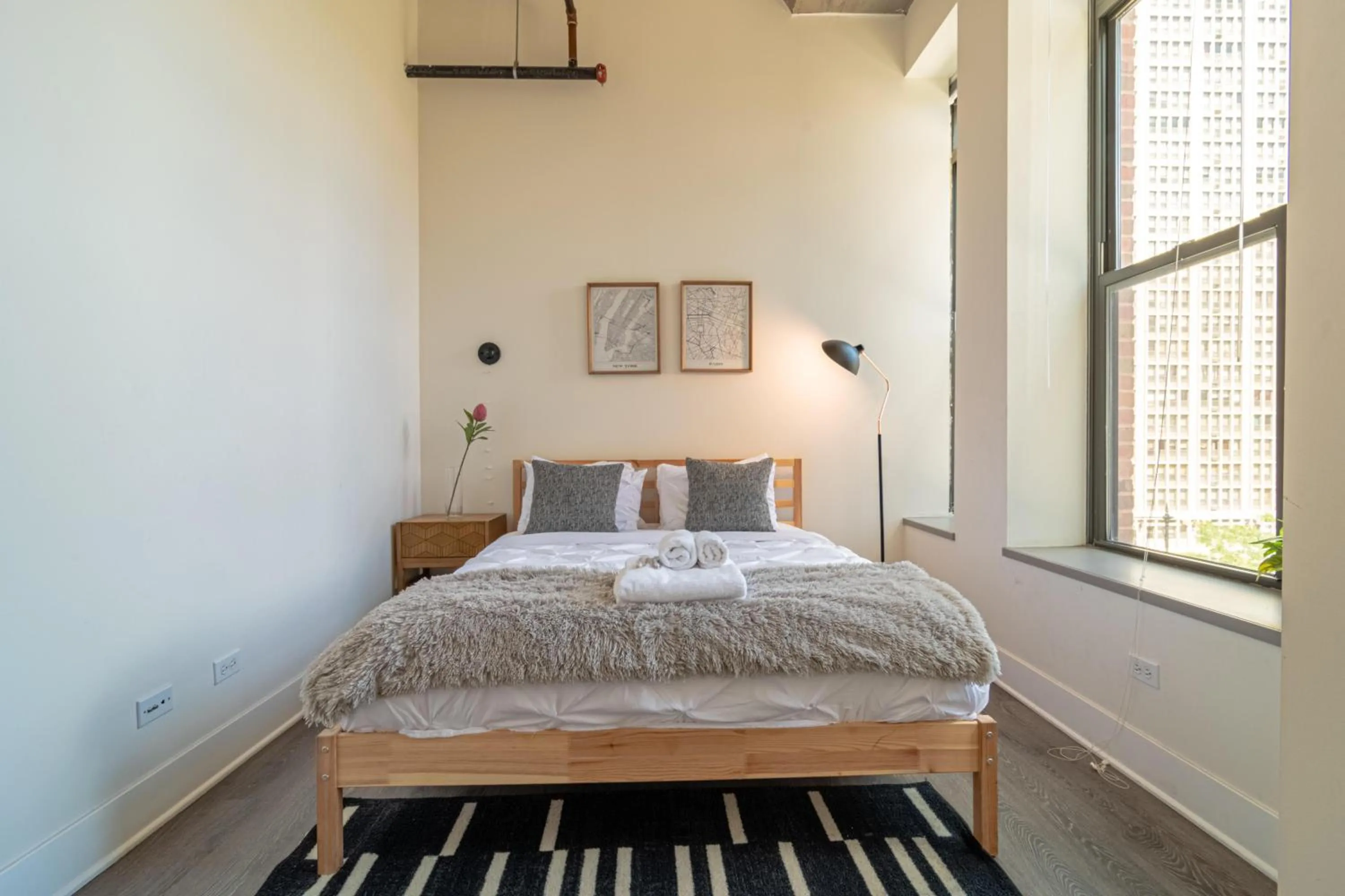 Bed in Bright 2BR Luxury Corner Suite with Optional Parking Sleeps 6 guests Near McCormick Place and Soldier Field