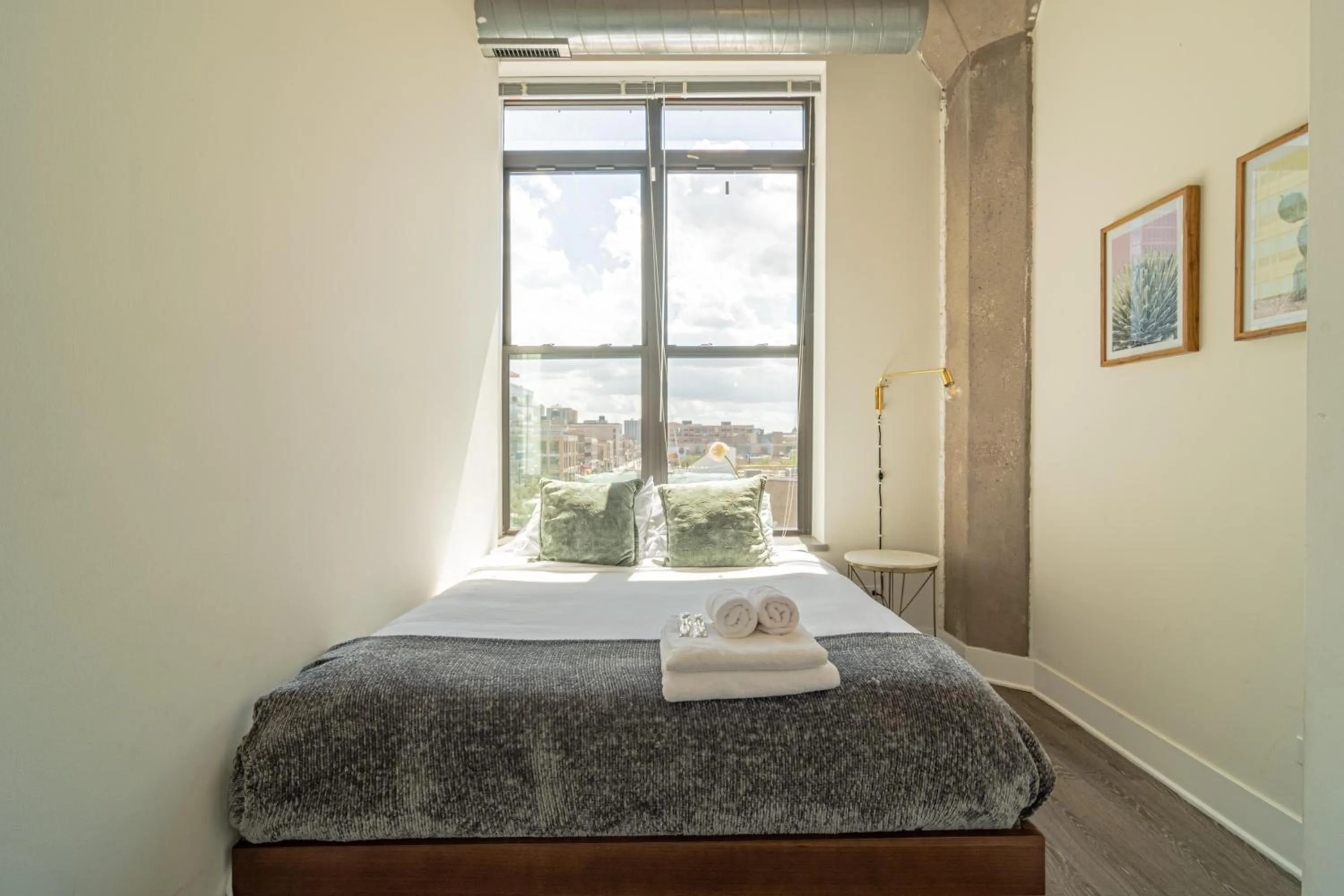 Bed in Bright 2BR Luxury Corner Suite with Optional Parking Sleeps 6 guests Near McCormick Place and Soldier Field