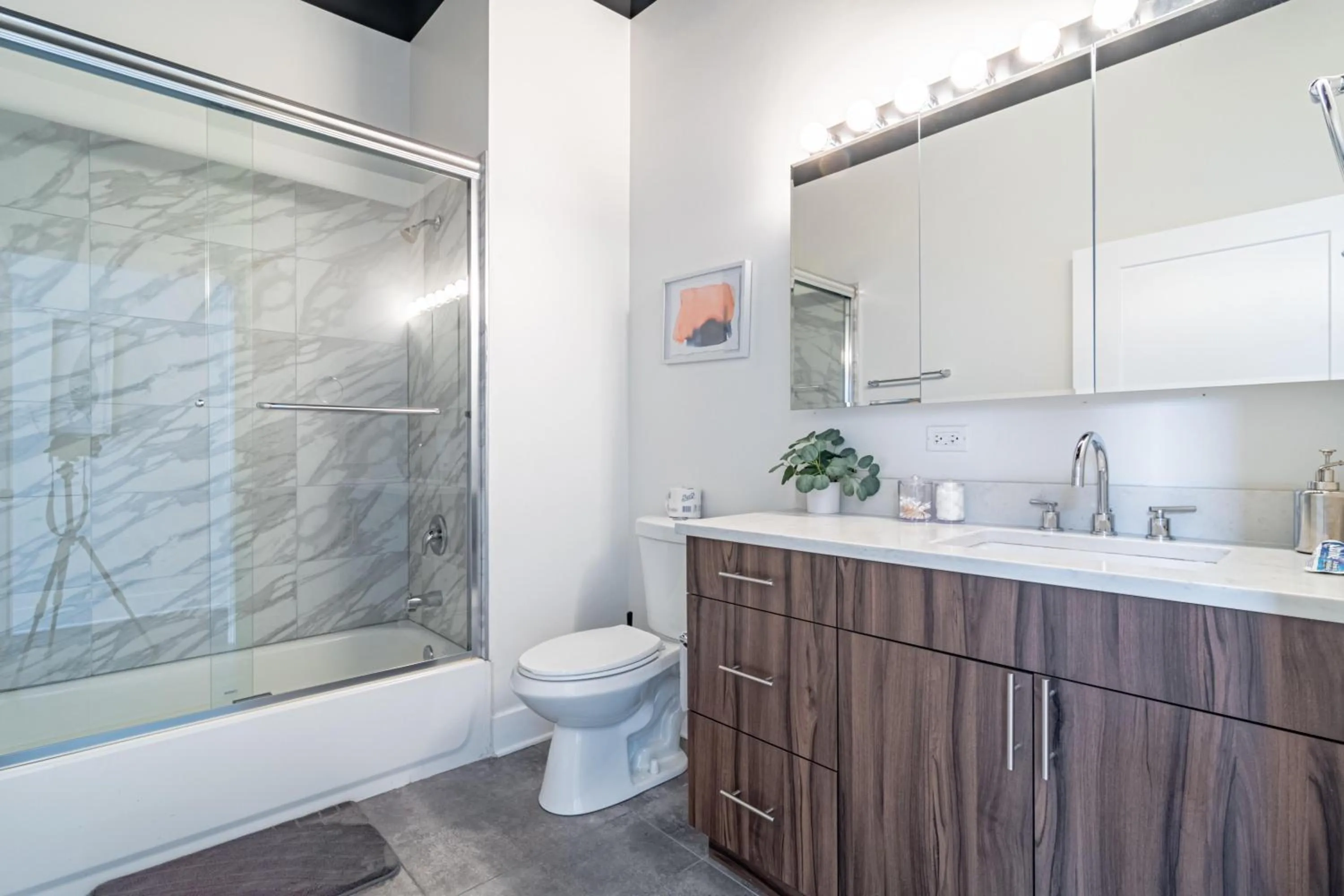 Bright 2BR Luxury Corner Suite with Optional Parking Sleeps 6 guests Near McCormick Place and Soldier Field