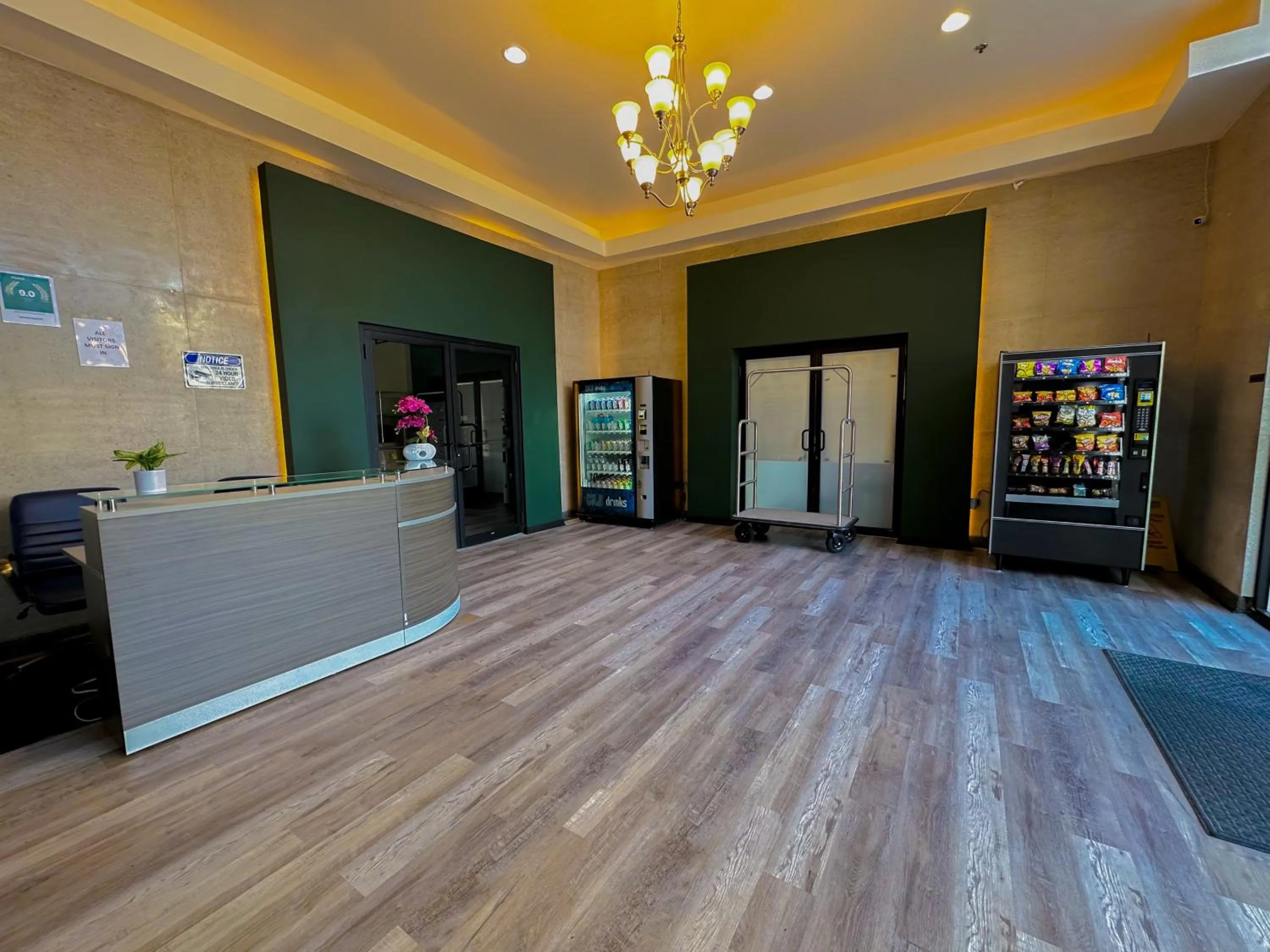 Bright 2BR Luxury Corner Suite with Optional Parking Sleeps 6 guests Near McCormick Place and Soldier Field