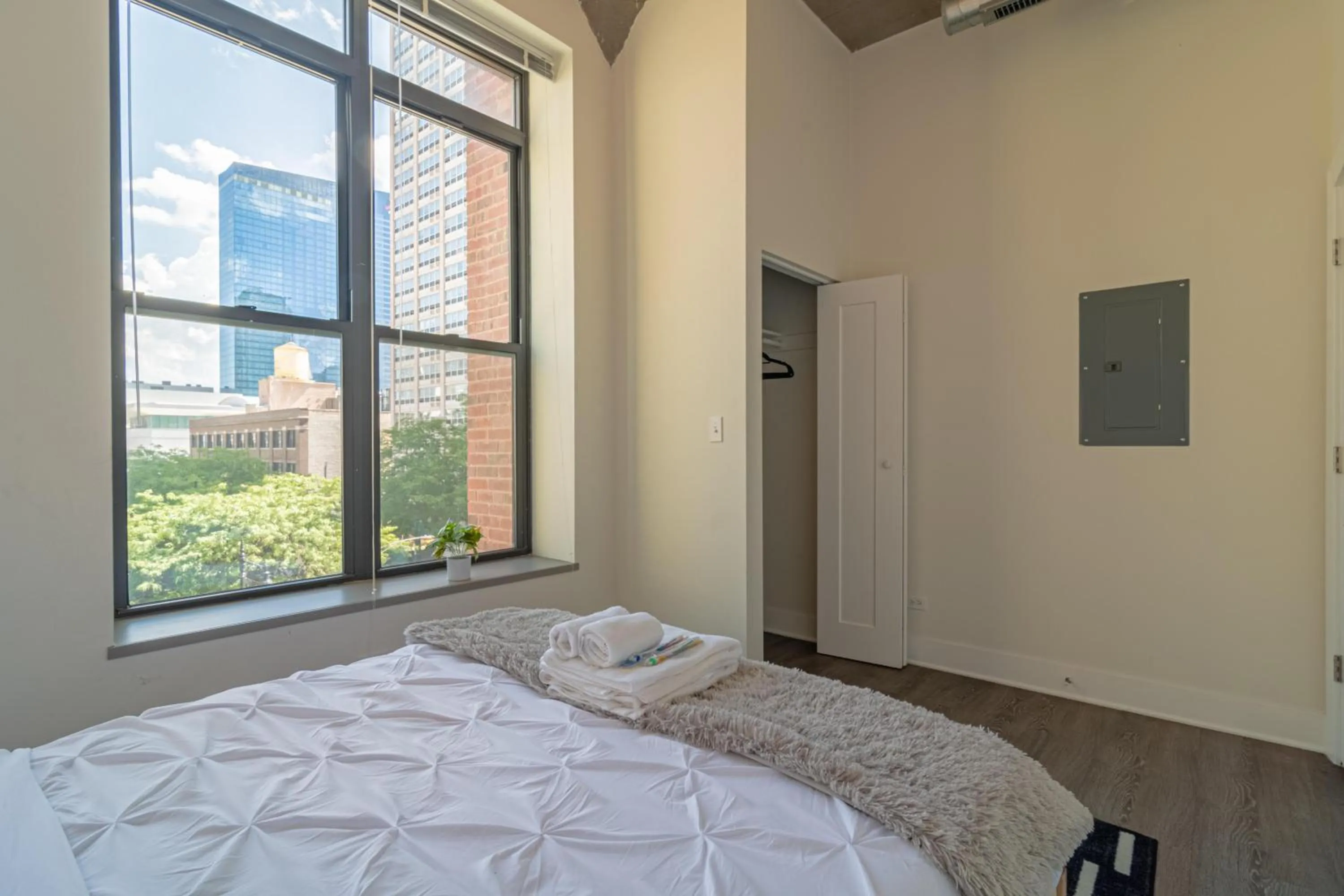 Bed in Bright 2BR Luxury Corner Suite with Optional Parking Sleeps 6 guests Near McCormick Place and Soldier Field