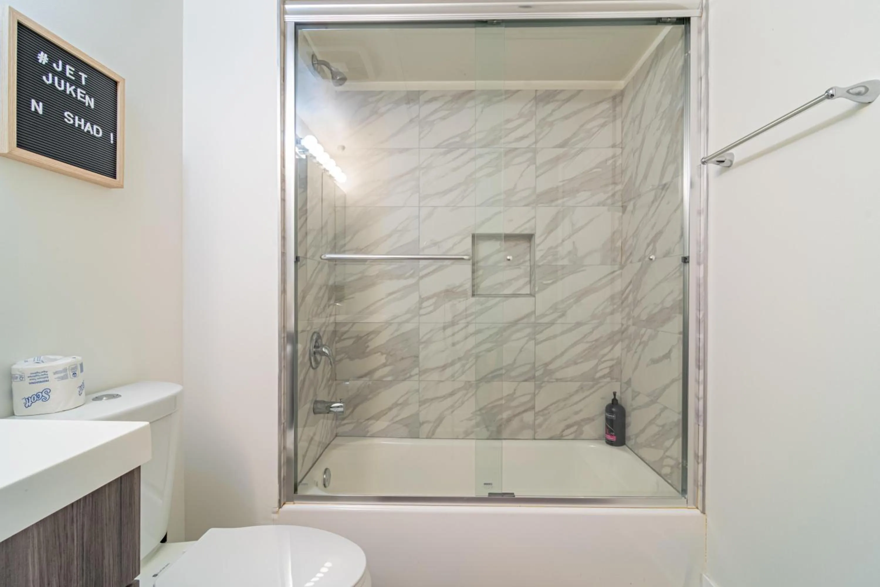 Bright 2BR Luxury Corner Suite with Optional Parking Sleeps 6 guests Near McCormick Place and Soldier Field