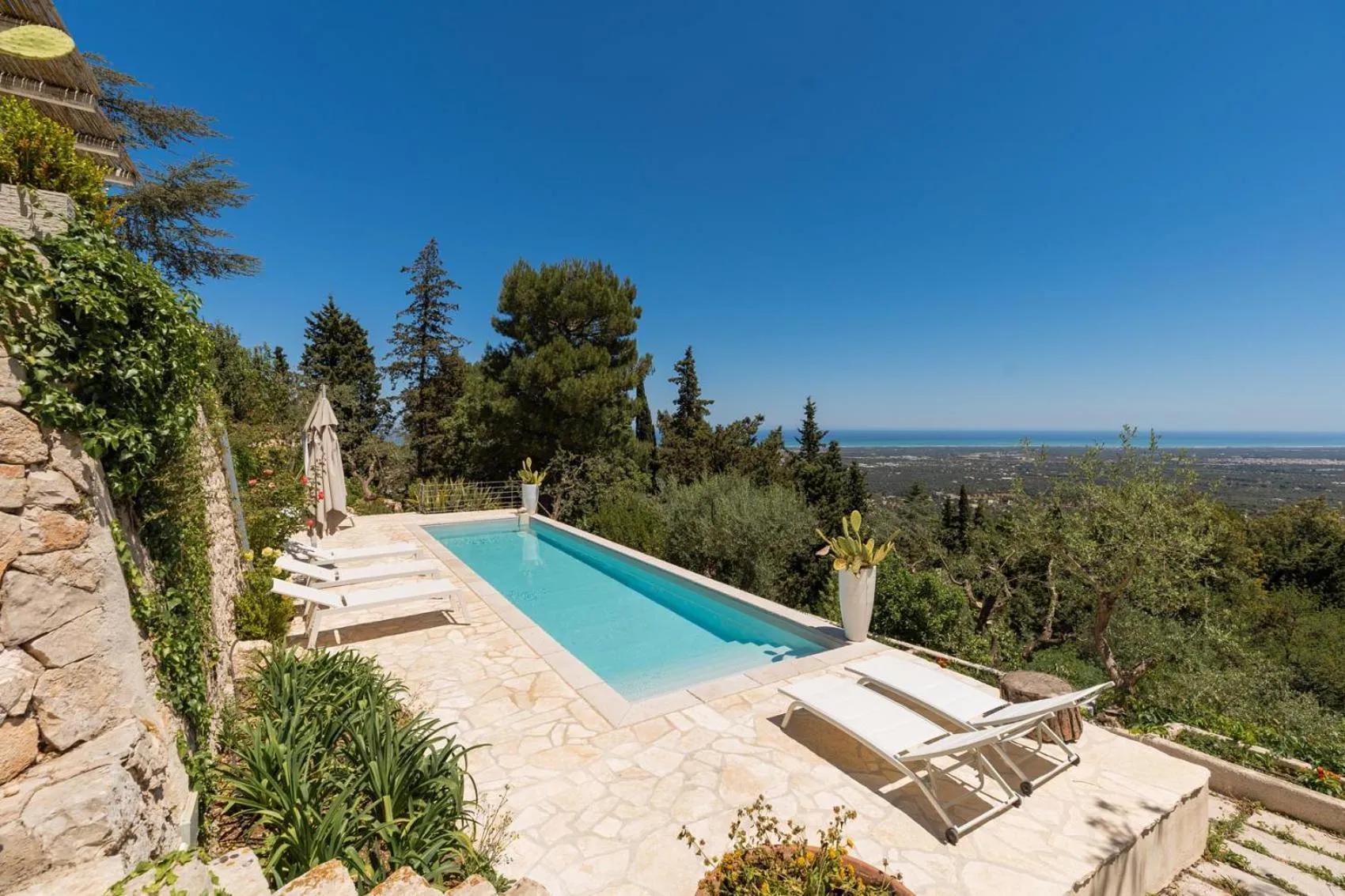 Pool view in Villa Lemorè