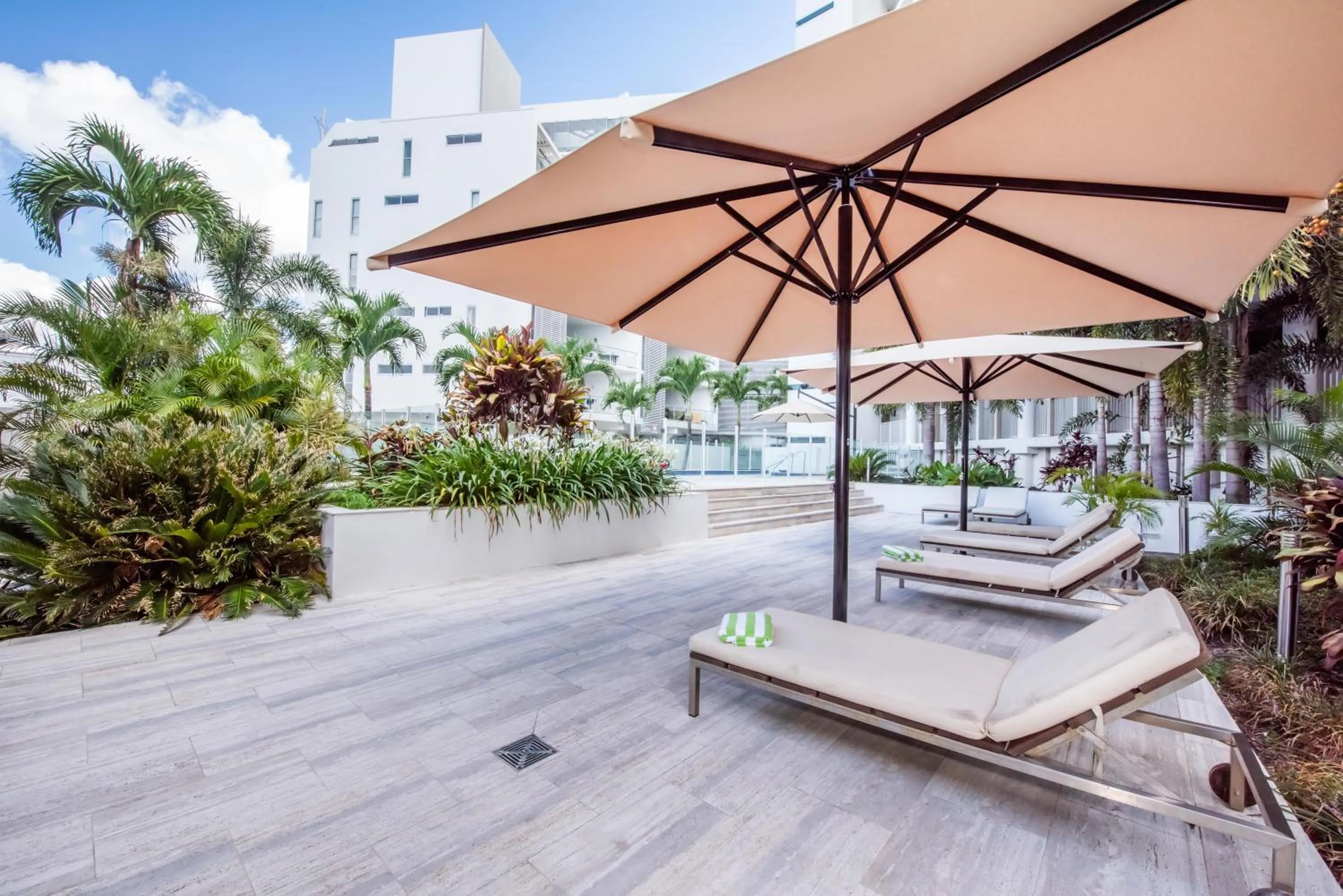 Swimming pool in Lanai Riverside Apartments