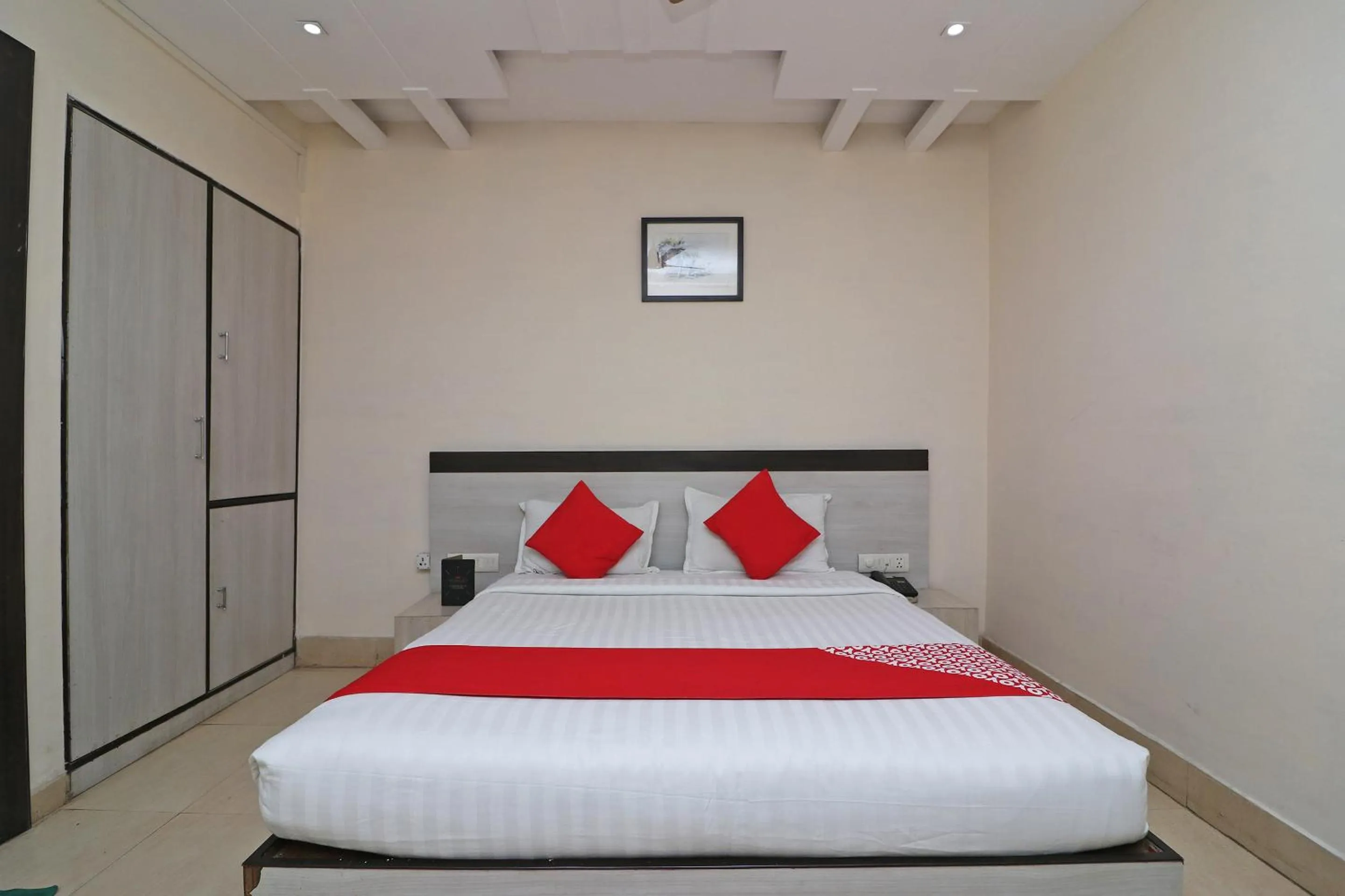 Bedroom, Bed in Hotel Mandiram