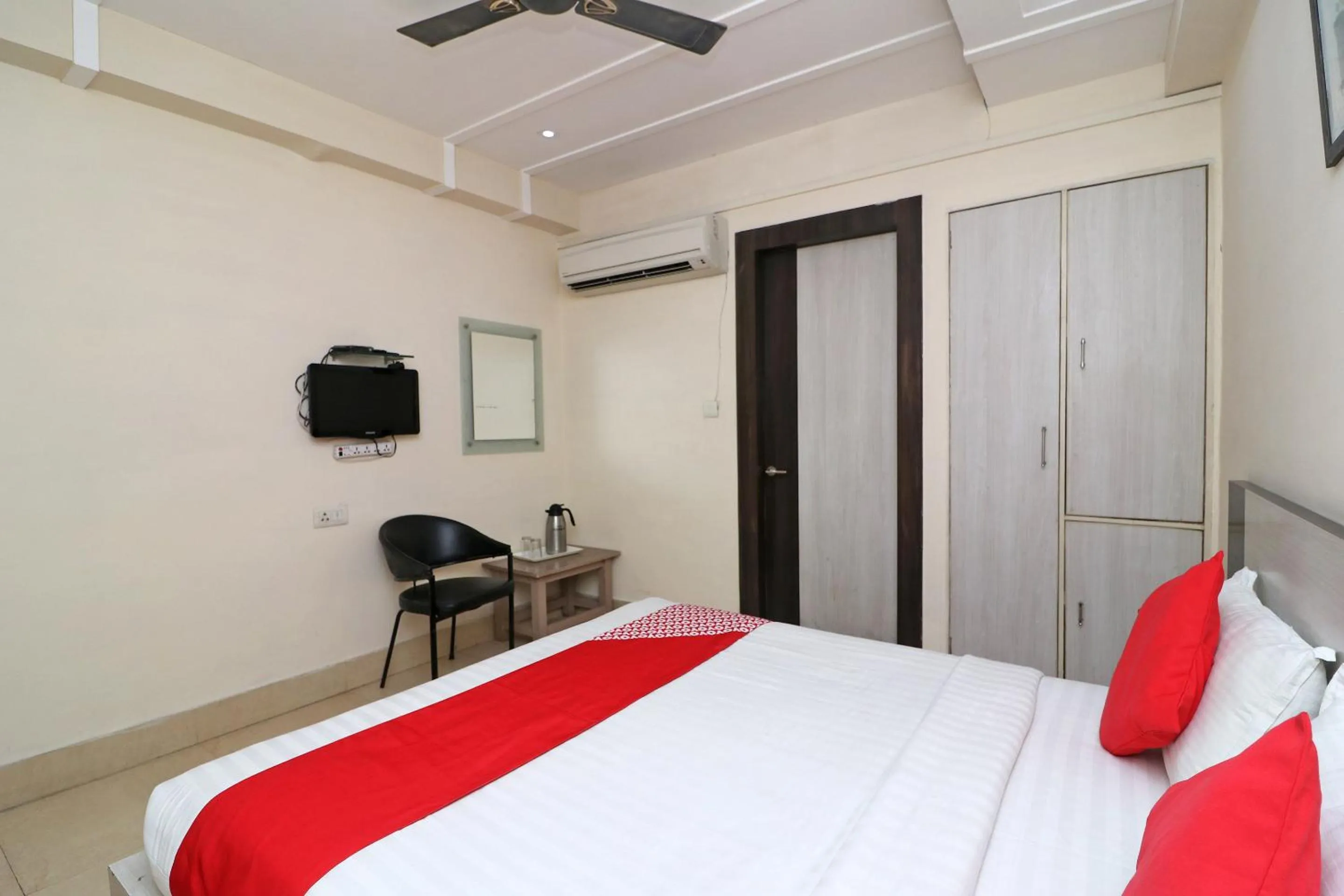 Bedroom, Bed in Hotel Mandiram