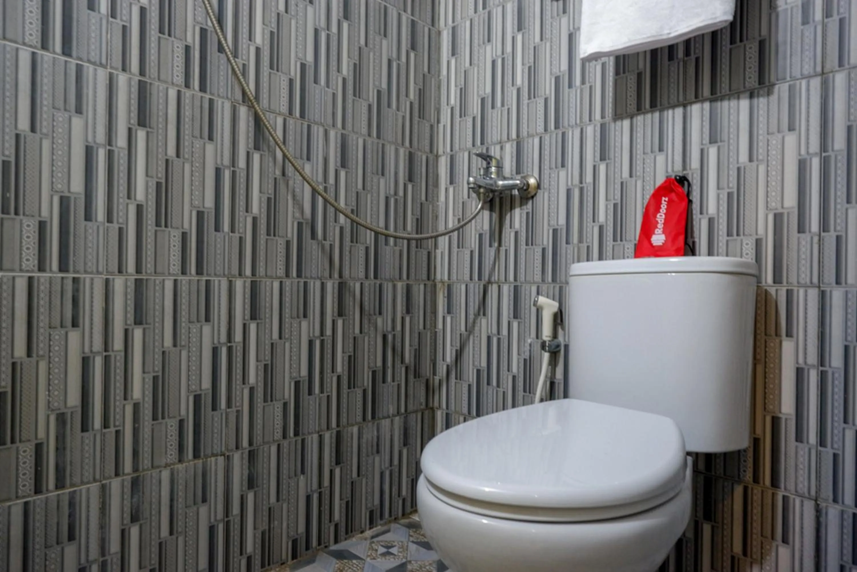 Bathroom in RedDoorz @ Jalan Gatot Subroto Semarang