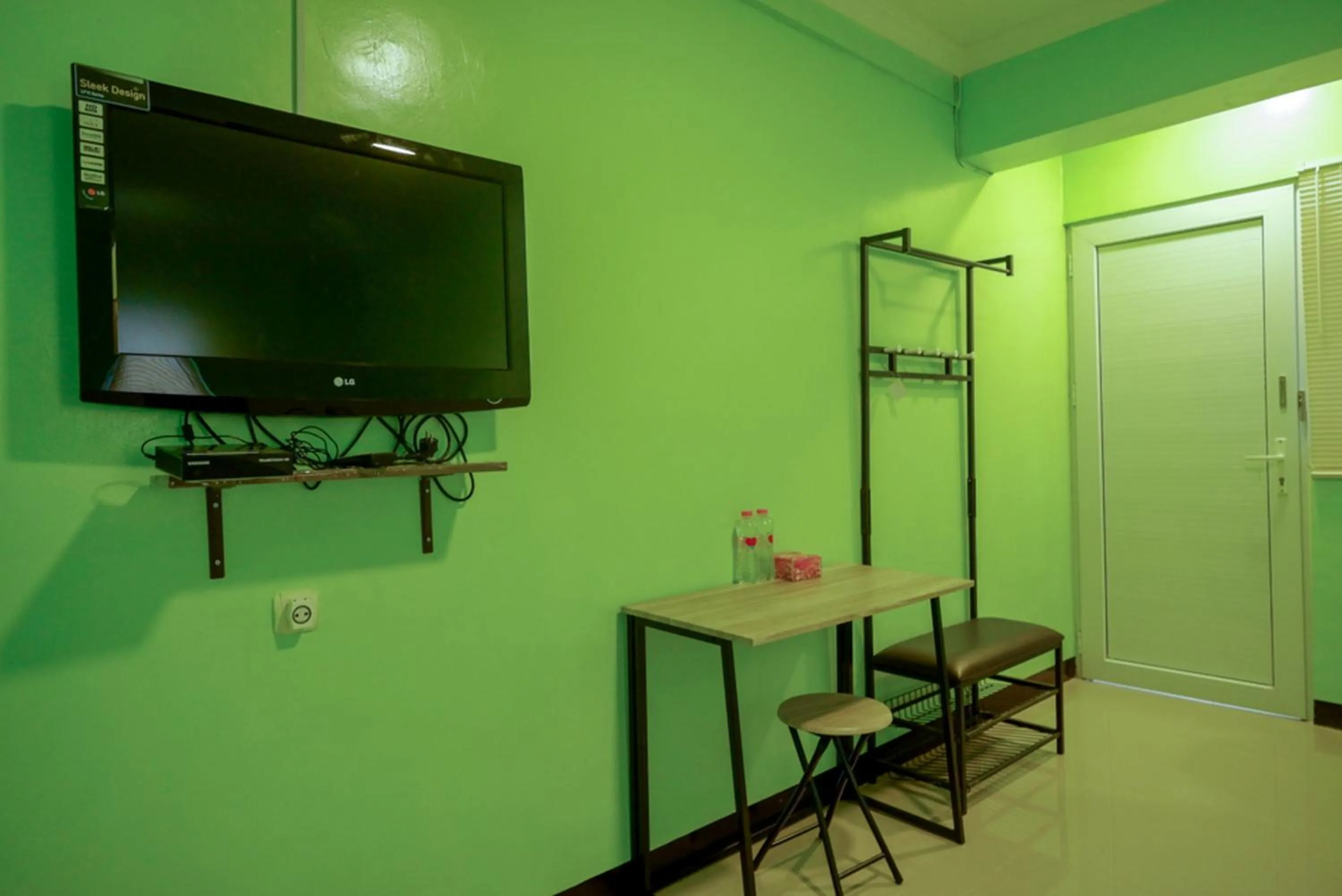 TV and multimedia in RedDoorz @ Jalan Gatot Subroto Semarang